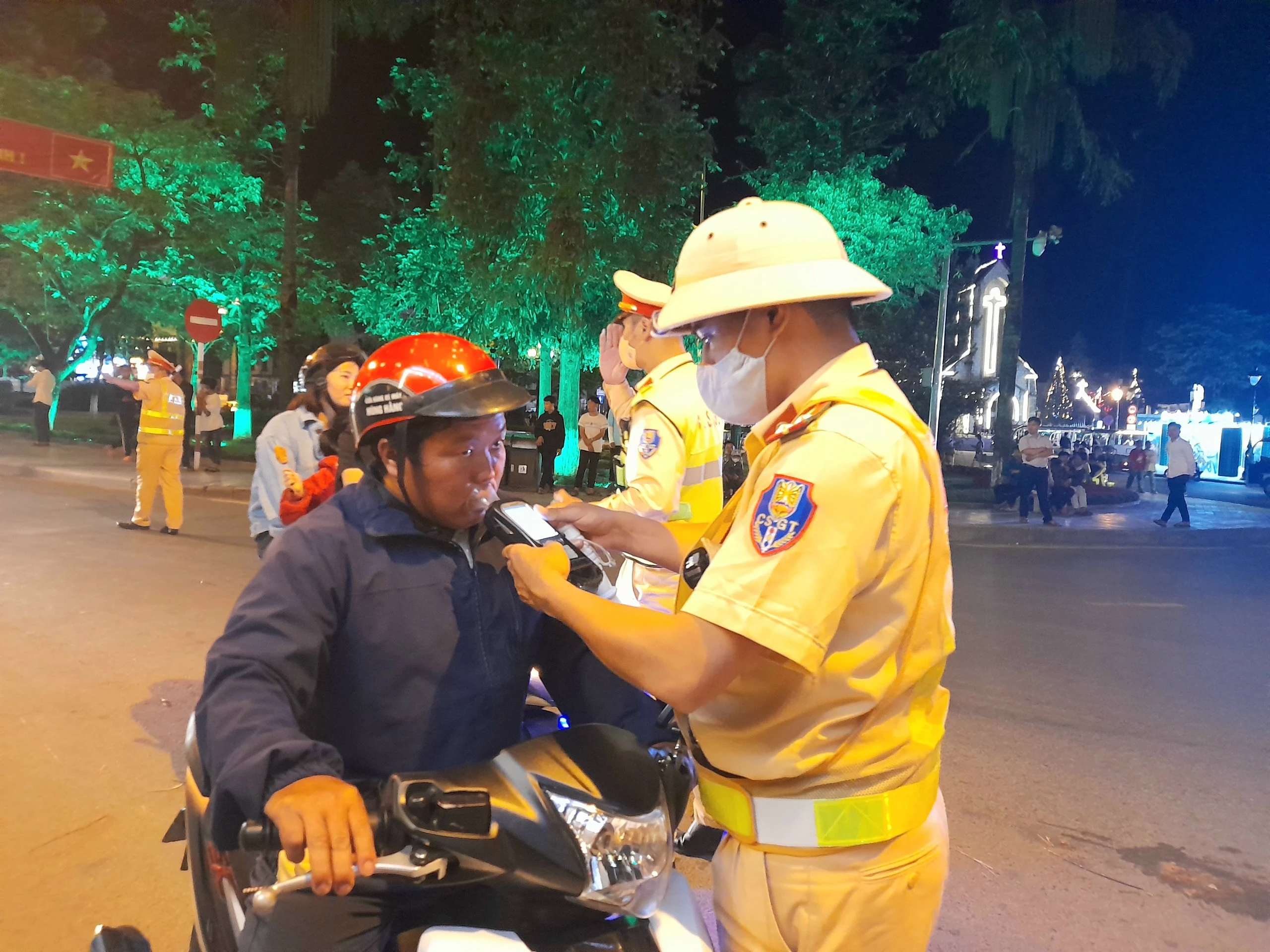 Kiểm tra nồng độ cồn đối với người đi xe máy.jpg