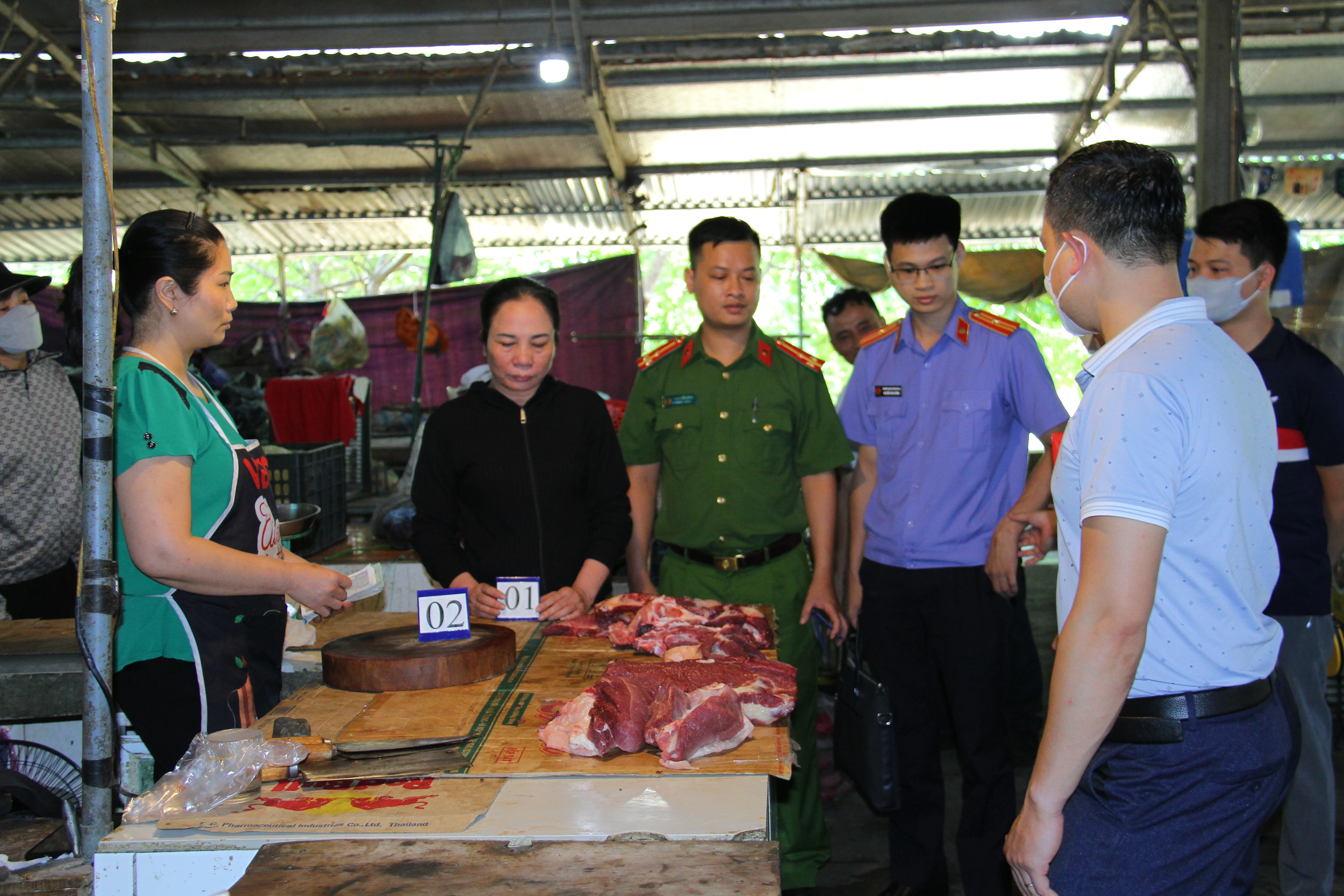 Ảnh 1. Thực nghiệm hiện trường đối tượng Trần Thị Gái áo đen dùng thủ thuật đổi tiền để chiếm đoạt tài sản ở 3 chợ trên địa bàn (1).JPG