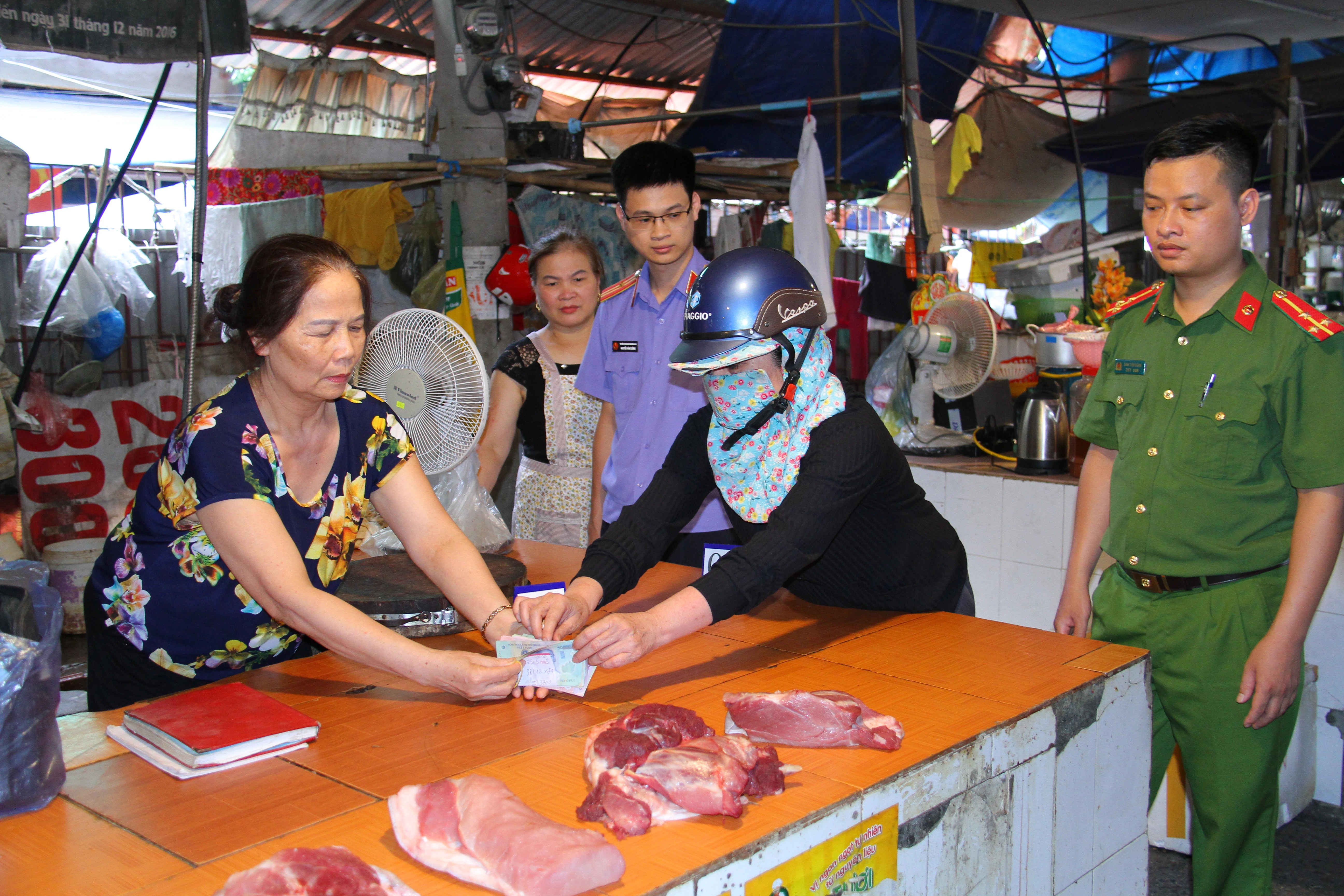 Ảnh 1. Thực nghiệm hiện trường đối tượng Trần Thị Gái áo đen dùng thủ thuật đổi tiền để chiếm đoạt tài sản ở 3 chợ trên địa bàn (2).JPG