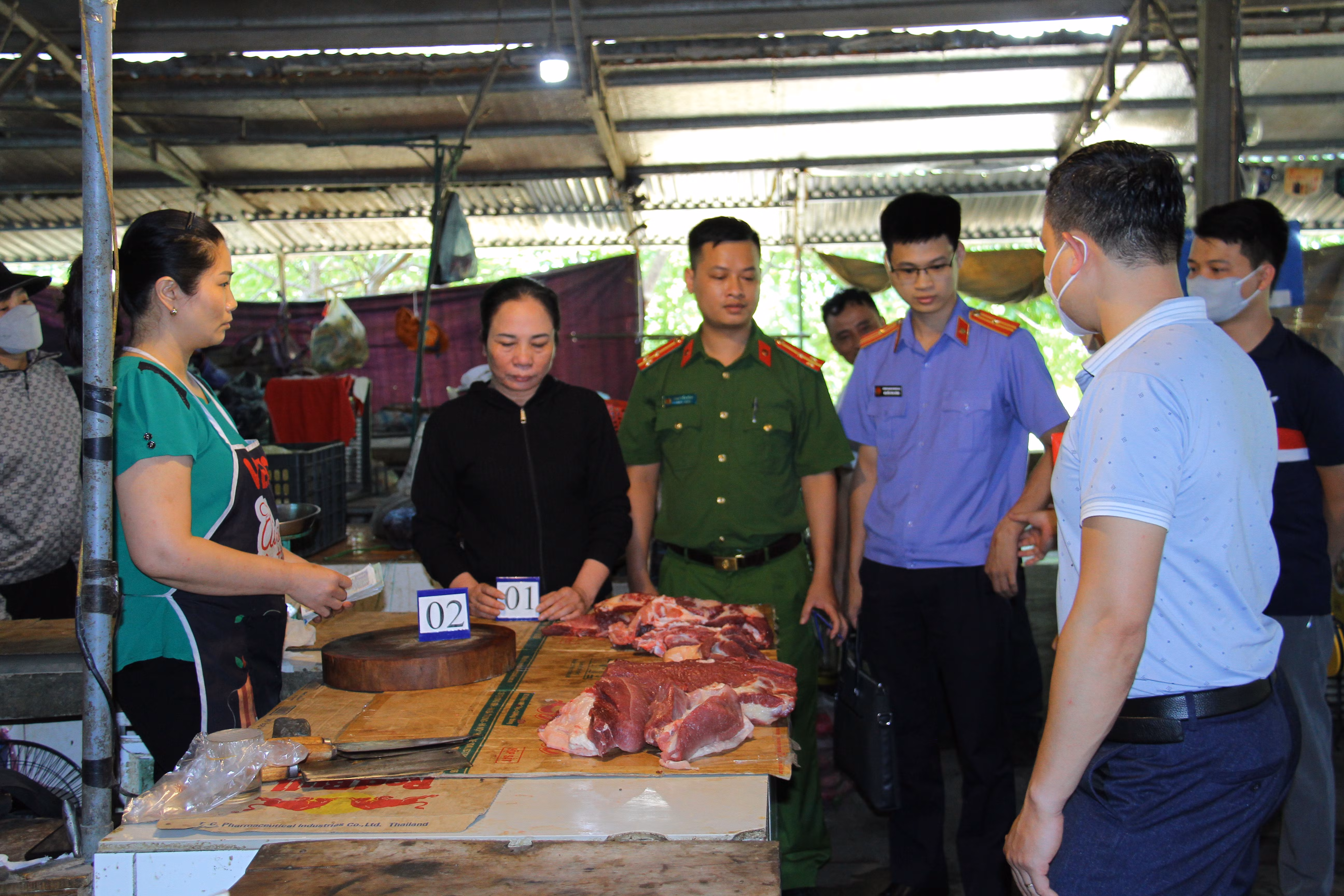 Ảnh 1. Thực nghiệm hiện trường đối tượng Trần Thị Gái áo đen dùng thủ thuật đổi tiền để chiếm đoạt tài sản ở 3 chợ trên địa bàn (1).JPG