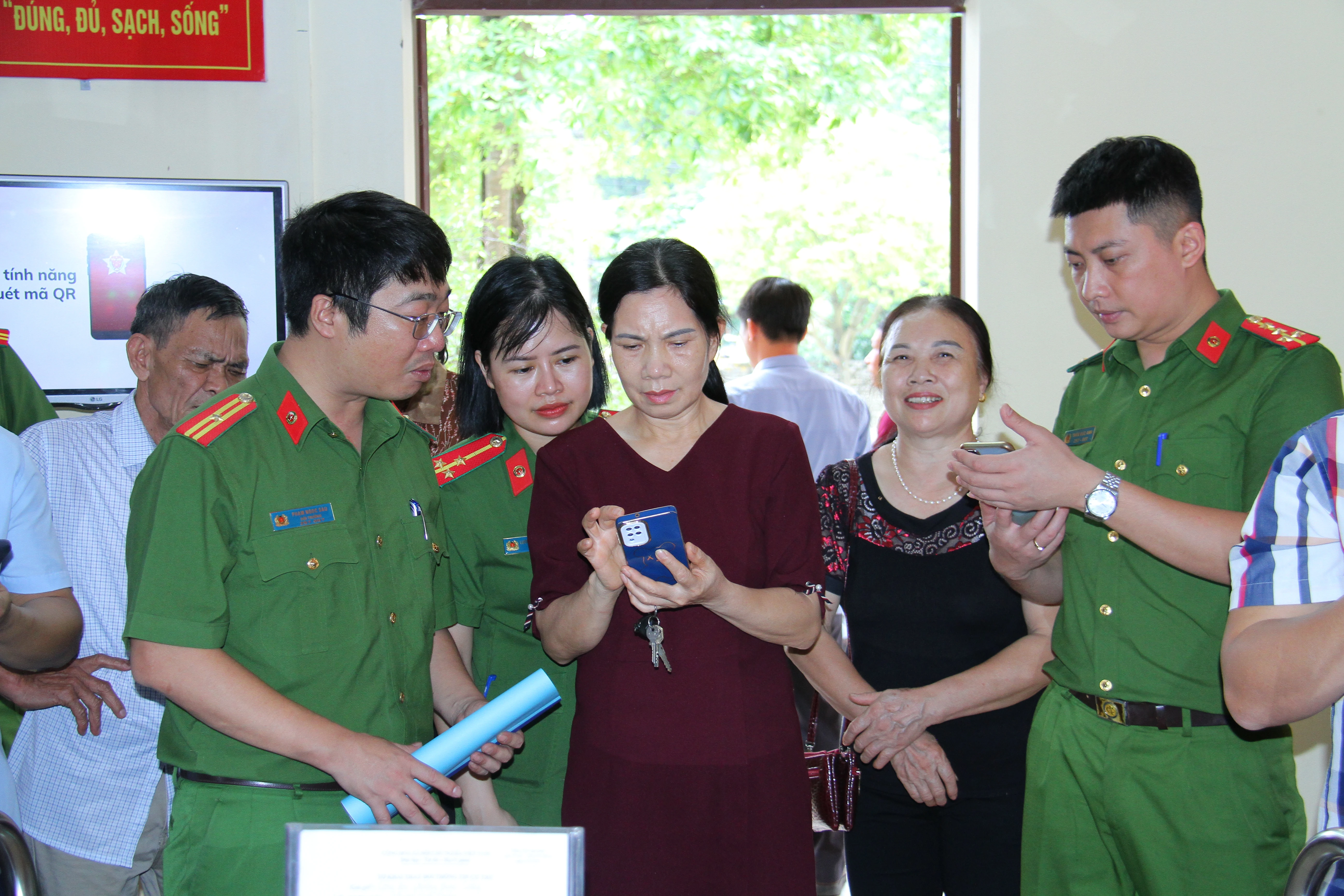 Ảnh 5. Thăm quan mô hình tại Công an phường Nam Cường (2).JPG