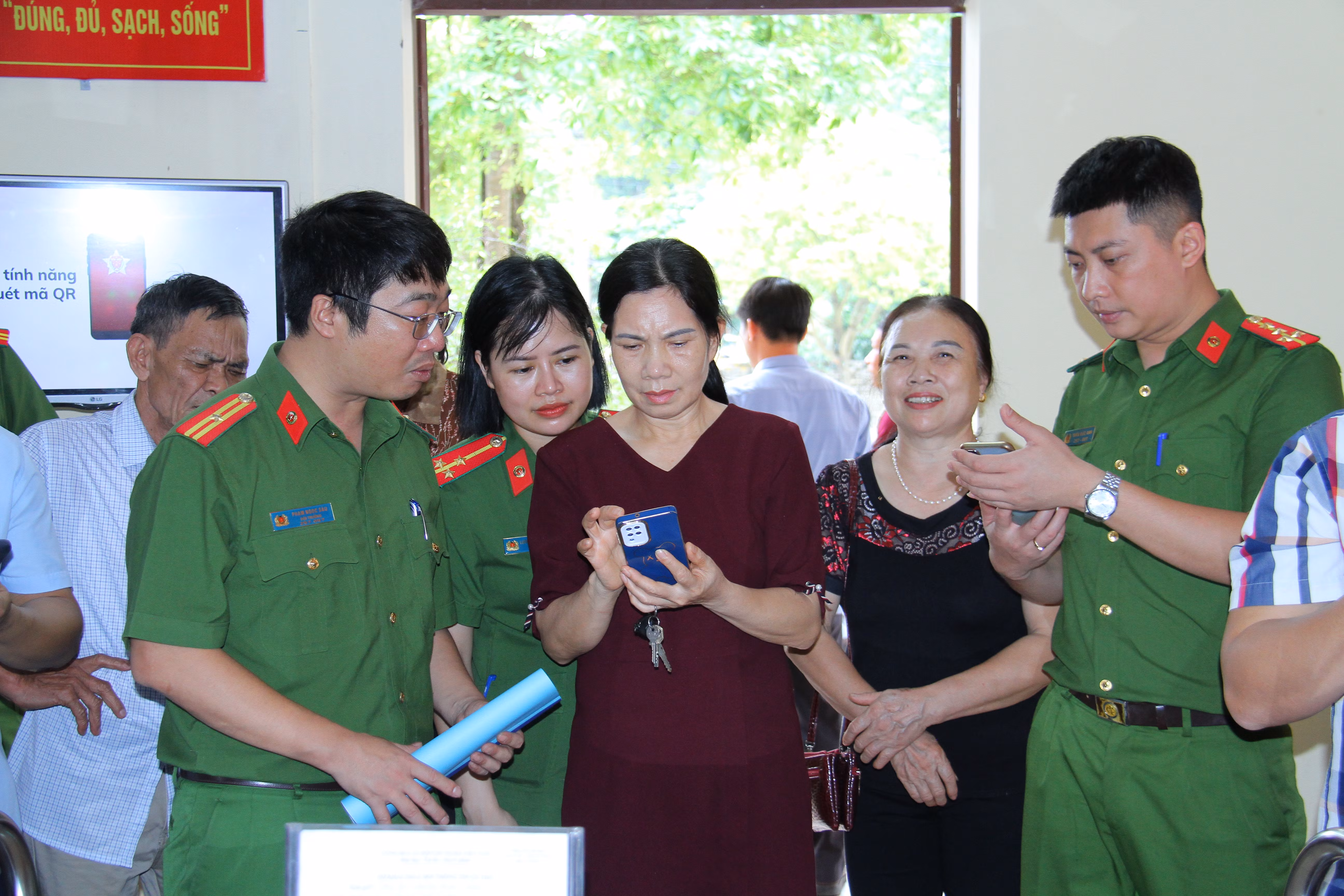 Ảnh 5. Thăm quan mô hình tại Công an phường Nam Cường (2).JPG