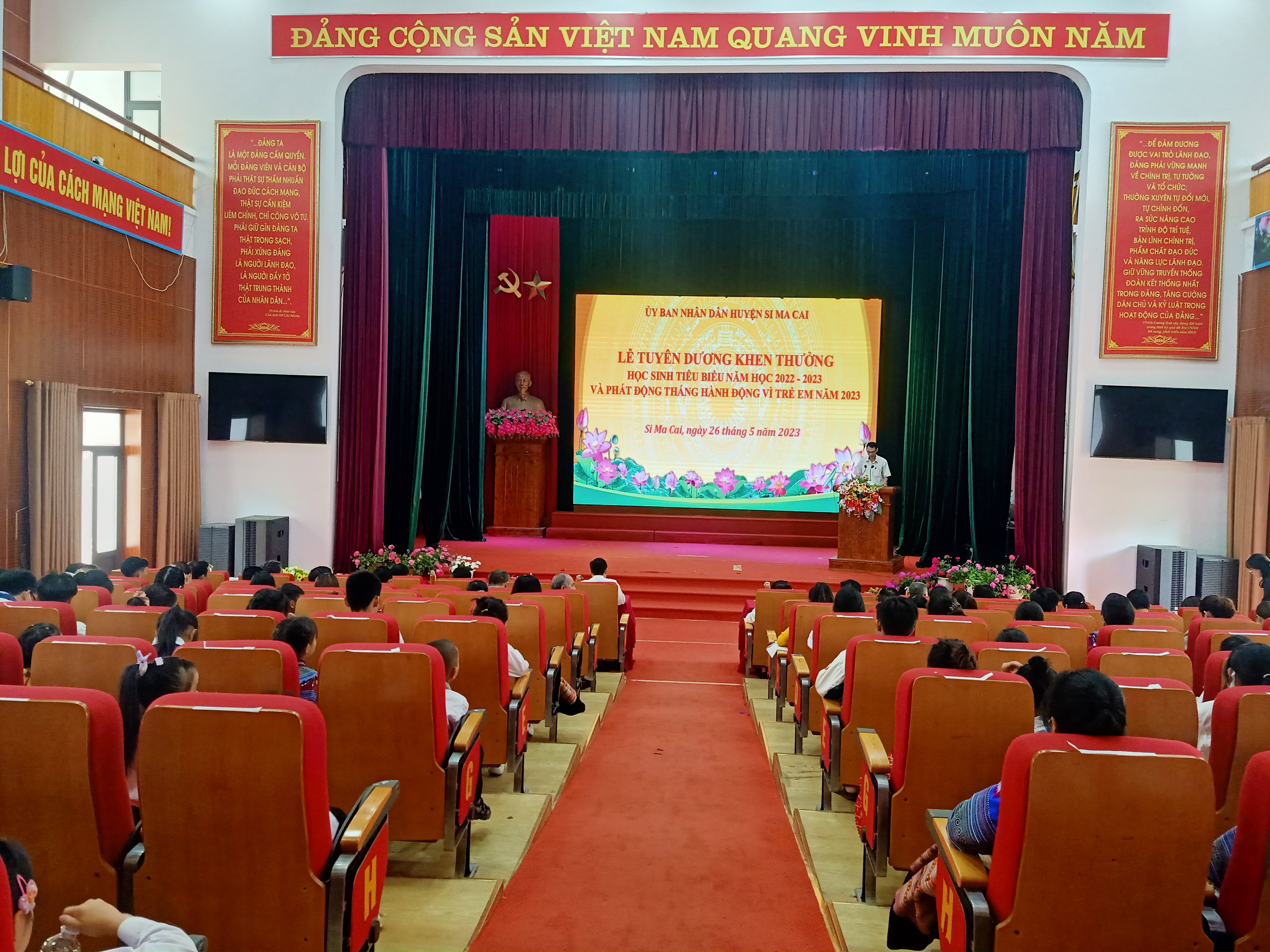 Quang cảnh buổi lễ. Toàn cảnh buổi lễ.jpg