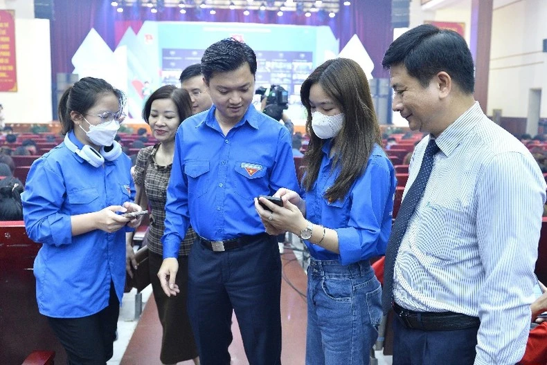 Đồng chí Nguyễn Minh Triết (thứ 3 từ phải sang) và đại diện các bộ, ngành cùng thí sinh Cuộc thi tại buổi lễ.