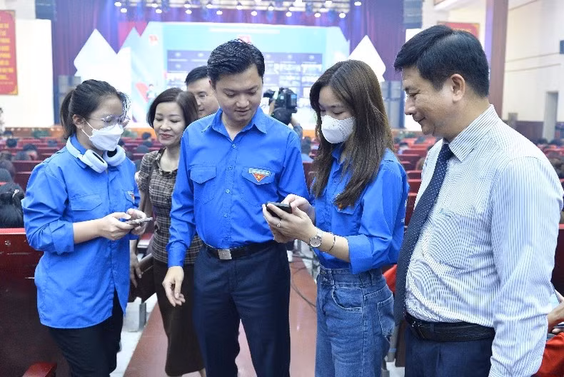 Đồng chí Nguyễn Minh Triết (thứ 3 từ phải sang) và đại diện các bộ, ngành cùng thí sinh Cuộc thi tại buổi lễ.