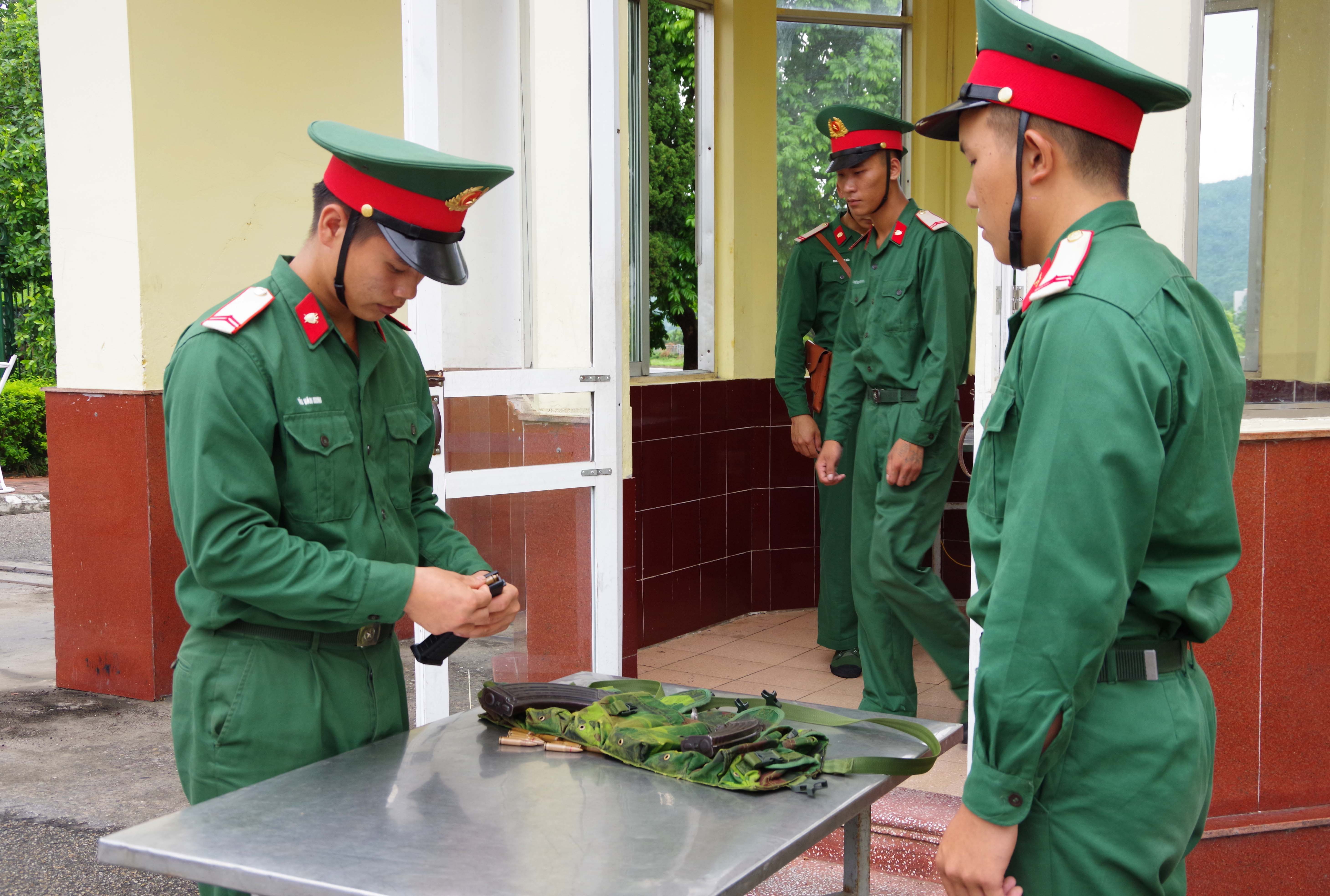 Bàn giao vũ khí trang bị của lực lượng canh gác. Ban giao vu khi trang bi cua cac luc luong canh gac.JPG