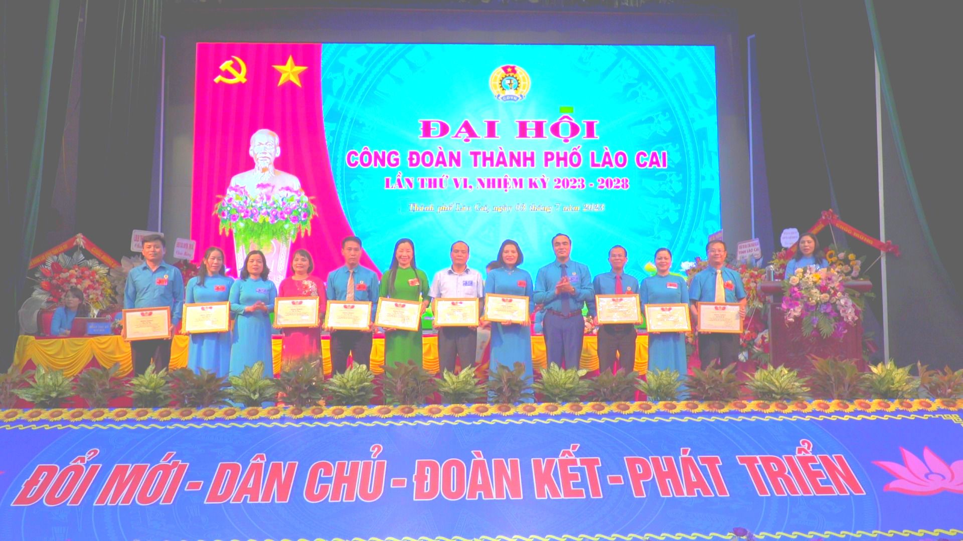 khen thưởng 2.jpg