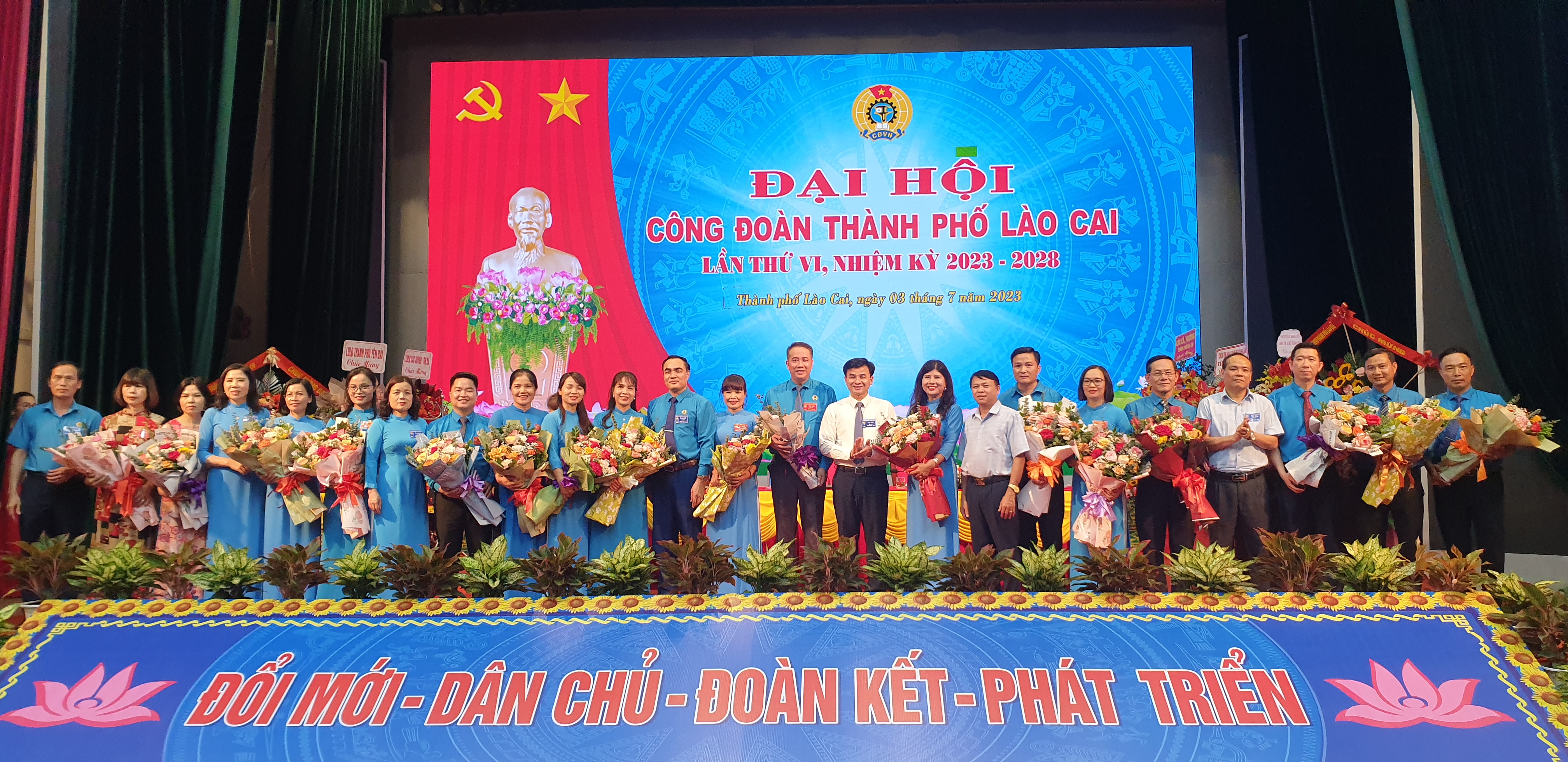 Ra mắt Ban Chấp hành Công đoàn thành phố Lào Cai khóa mới. ra mắt Ban Chấp hành.jpg