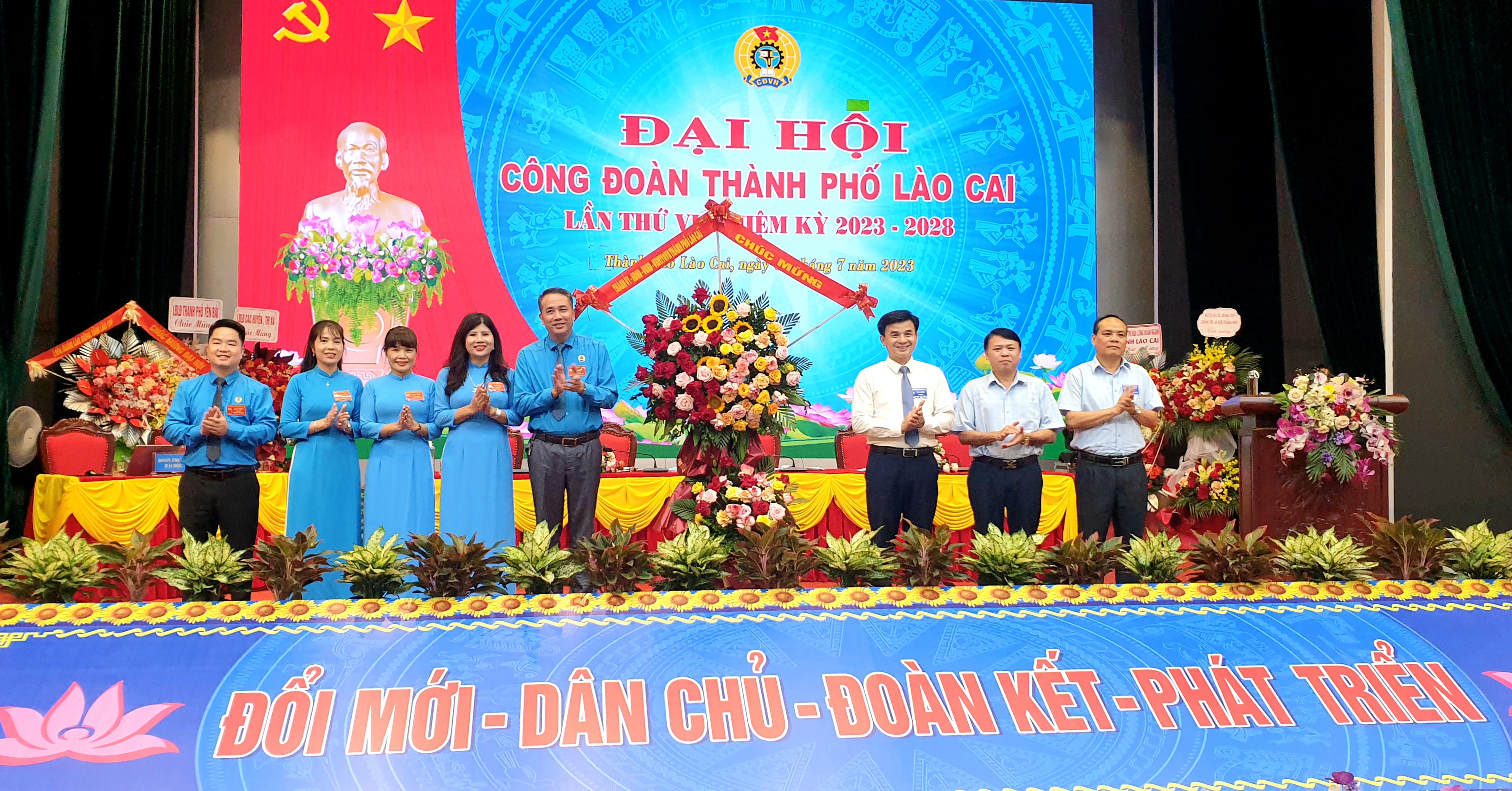 Đại diện lãnh đạo thành phố Lào Cai tặng hoa chúc mừng đại hội. Phó Bí thứ phát biểu và tặng hoa - Copy.jpg