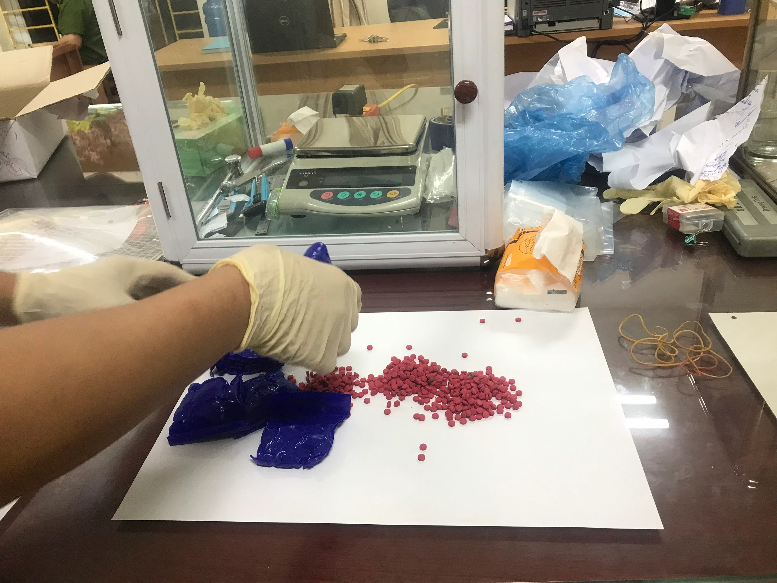 cơ quan Công an kiểm tra phân tích mẫu ma túy.jpg