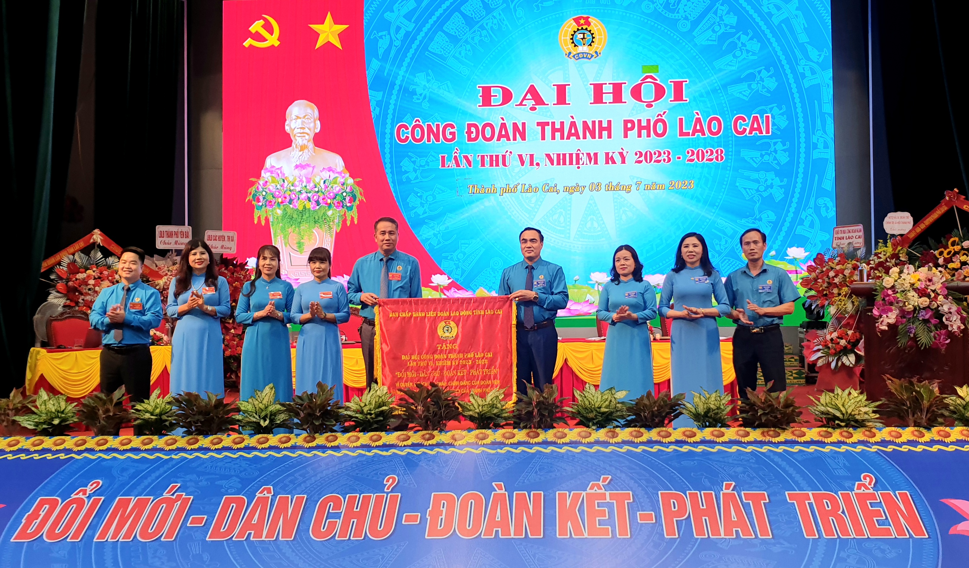Lãnh đạo Liên đoàn Lao động tỉnh chúc mừng đại hội. Liên đoàn Lao động tỉnh chúc mừng - Copy.jpg