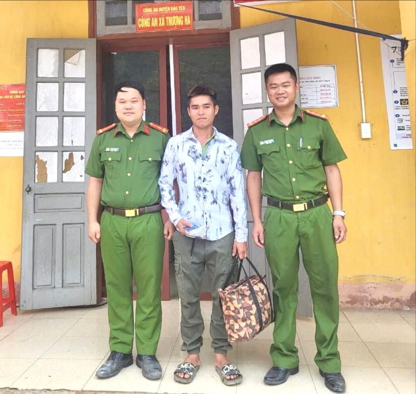 Anh Lý Nam Định nhận lại tài sản bị mất. anh Lý Nam Định nhận lại tài sản bị rơi từ 2 đồng chí Công an xã Thượng Hà.jpg