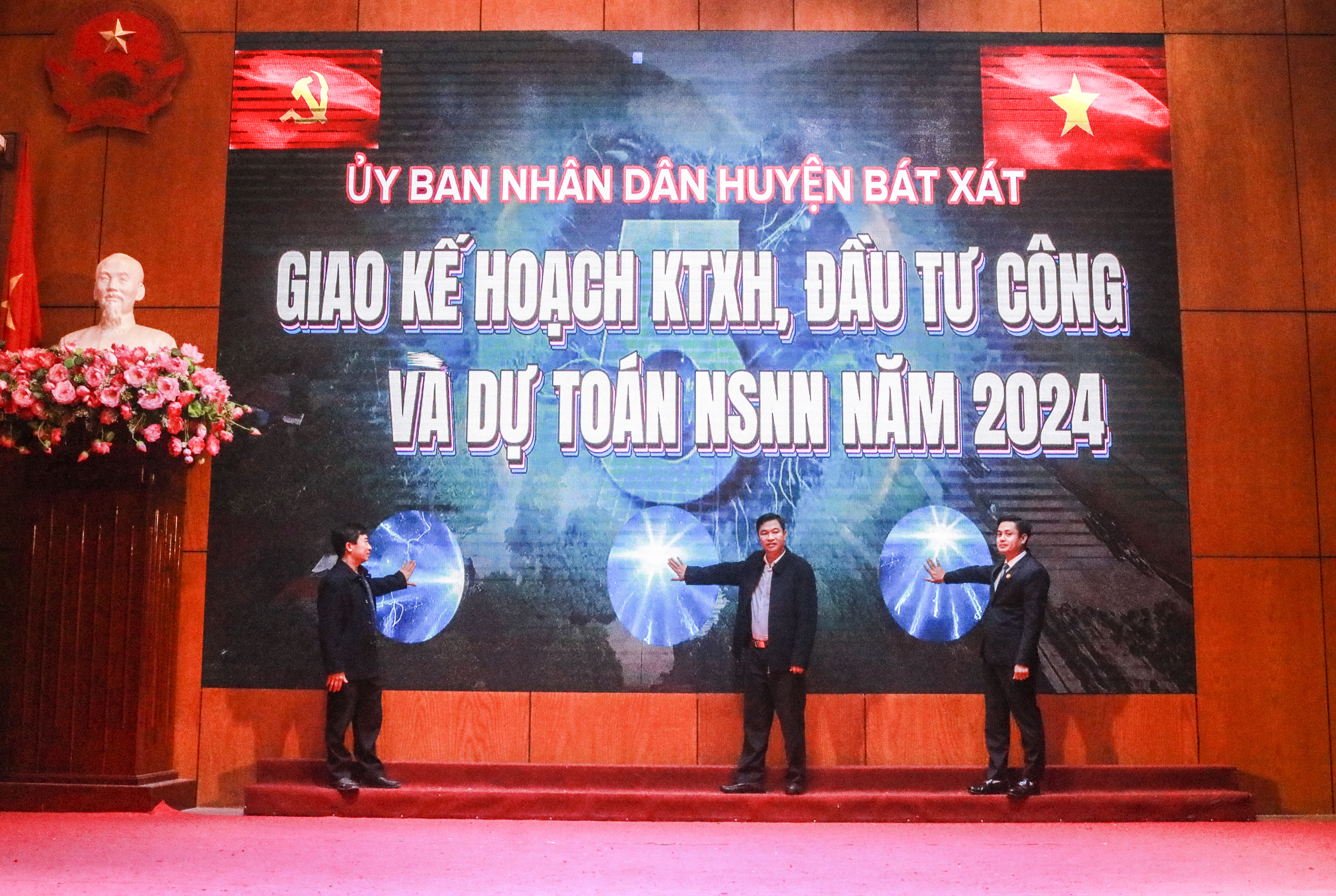 Nhấn nút giao chỉ tiêu kế hoạch năm 2024. nhan-nut-giao-chi-tieu-ke-hoach-nam-2024-8186.jpg