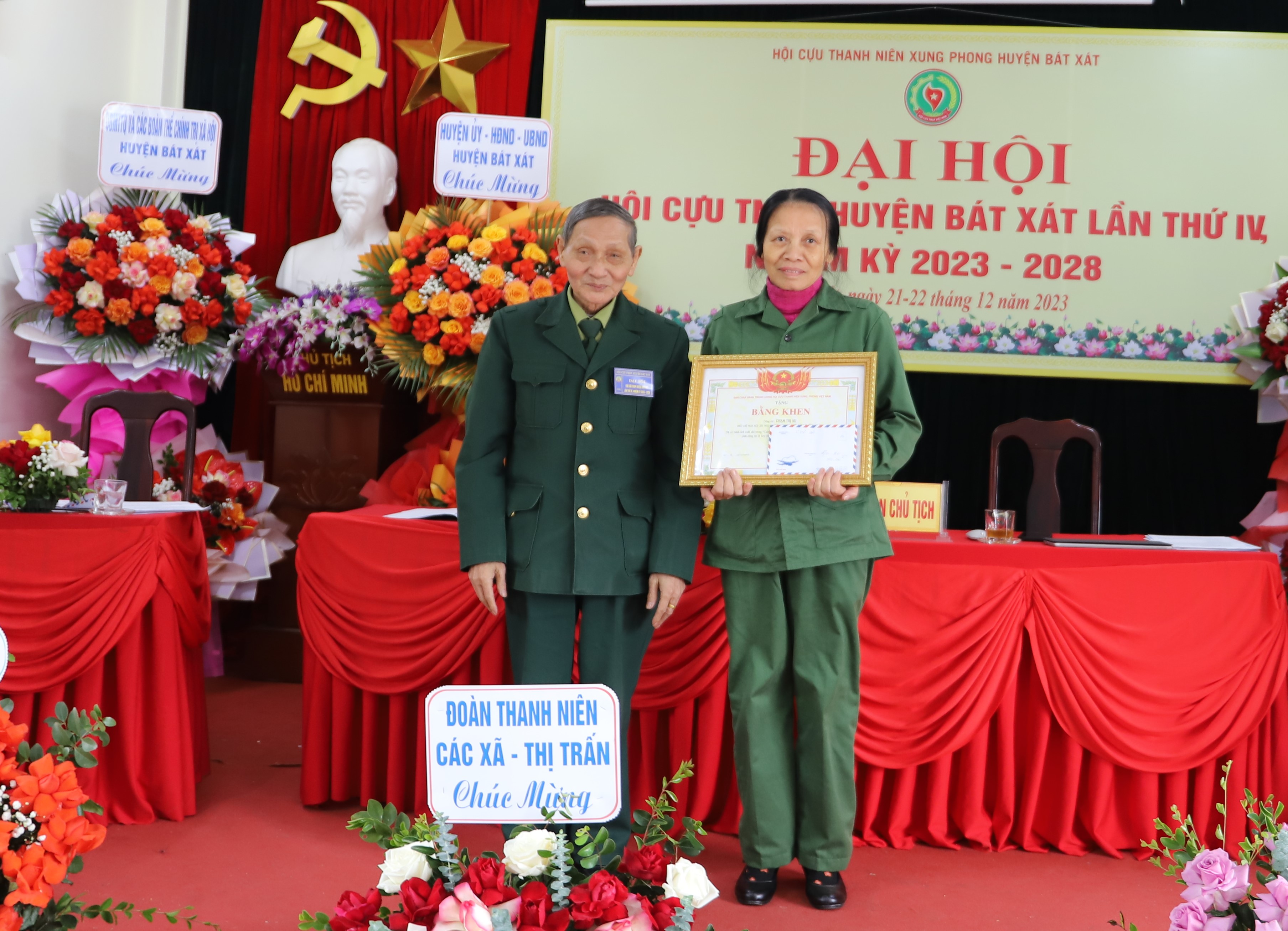Trao Bằng khen của Trung ương Hội Cựu TNXP cho một cá nhân có thành tích. trao-bang-khen-cuartw-hoi-cho-ca-nhan-9343.jpg