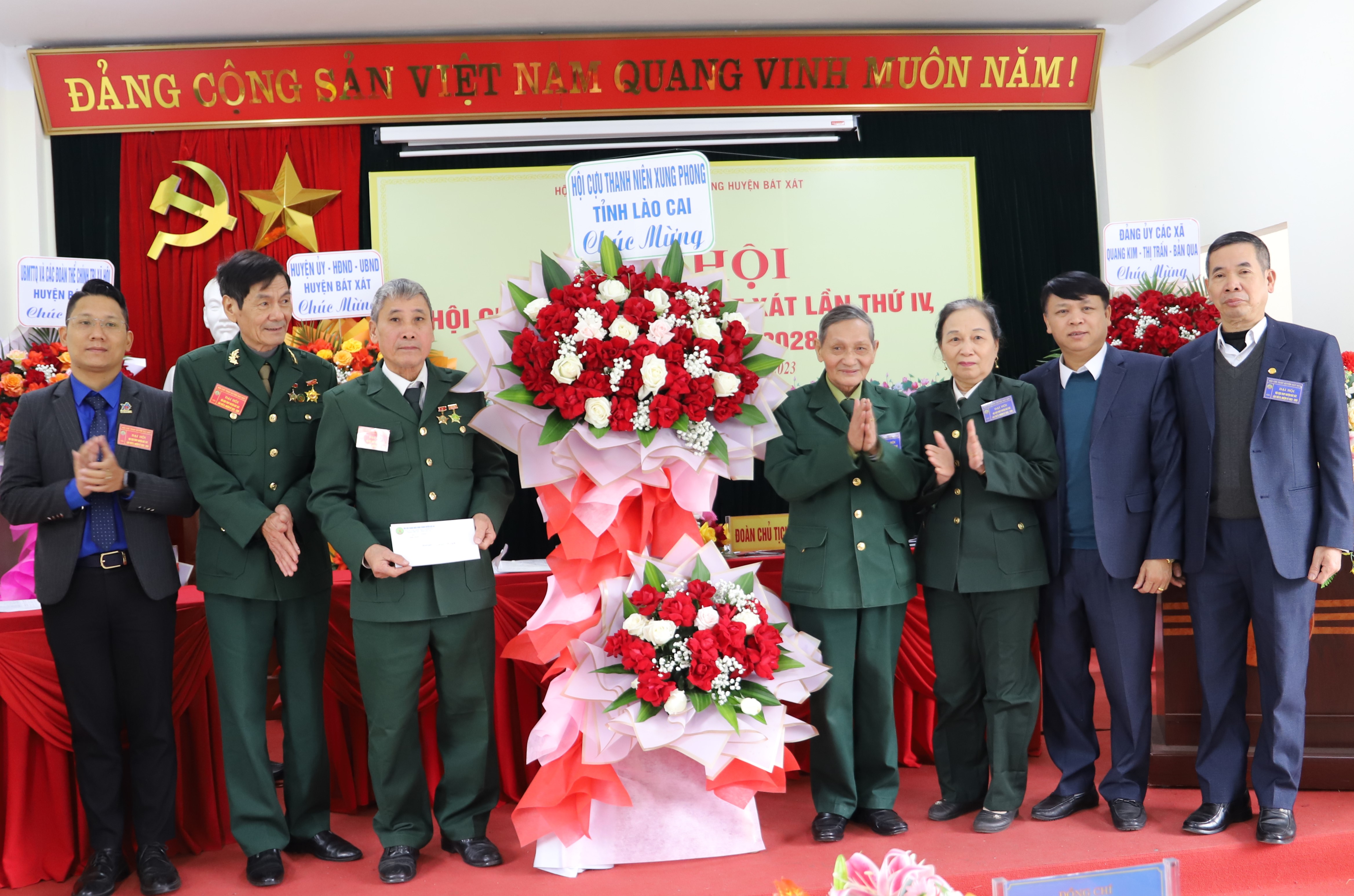 Chủ tịch Hội Cựu TNXP tỉnh và đại biểu các huyện, thành phố tặng hoa chúc mừng dong-chi-tran-tien-bich-uy-vien-tw-hoi-cuu-tnxp-viet-nam-chu-tich-hoi-cuu-tnxp-tinh-lao-cai-va-dai-bieu-cac-huyen-thanh-pho-tang-hoa-chuc-mung-9134.jpg