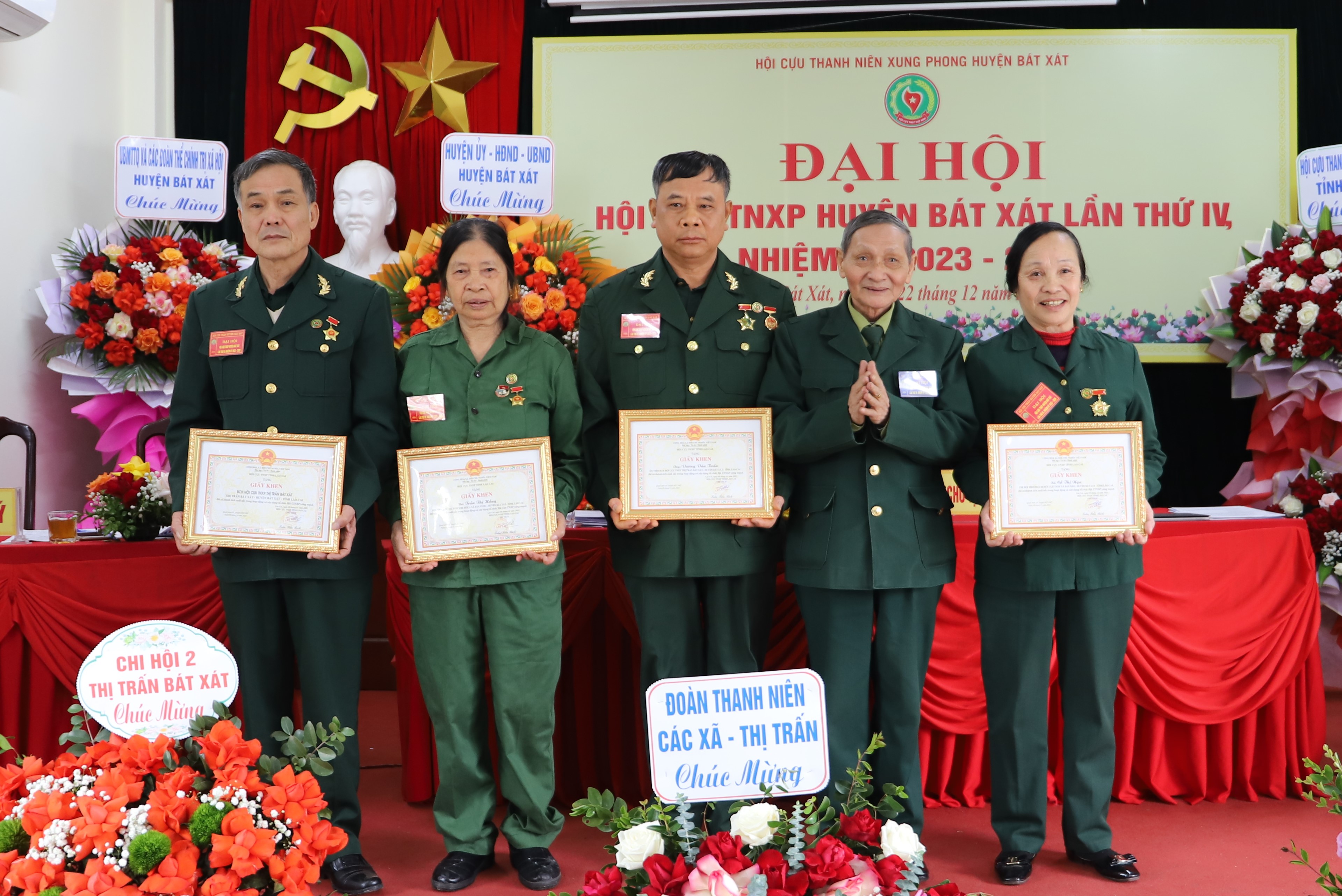 Trao Giấy khen của Hội Cựu TNXP tỉnh cho các cá nhân. trao-giay-khen-cua-hoi-tnxp-tinh-cho-ca-nhan-7604.jpg