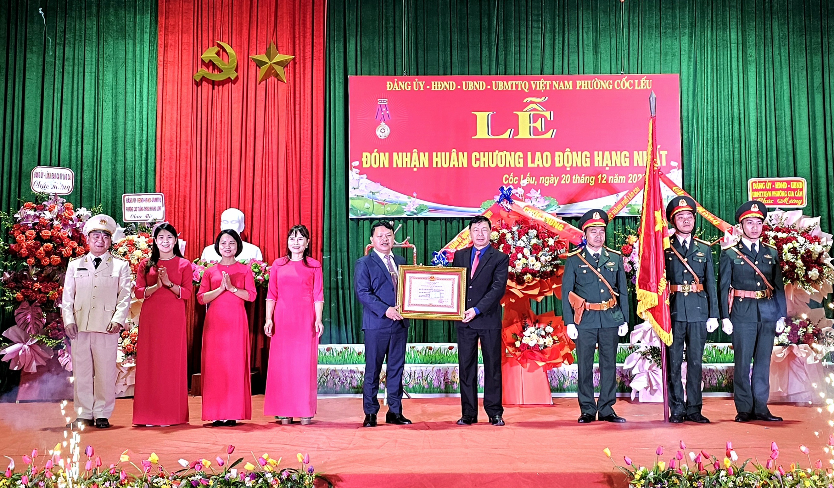 Thừa ủy quyền của Chủ tịch nước, đồng chí Đỗ Trường Sơn, Bí thư Thành ủy đã trao Huân chương Lao động hạng Nhất của Chủ tịch nước cho Đảng bộ, chính quyền và Nhân dân phường Cốc Lếu. 20231220-162222-8436.jpg