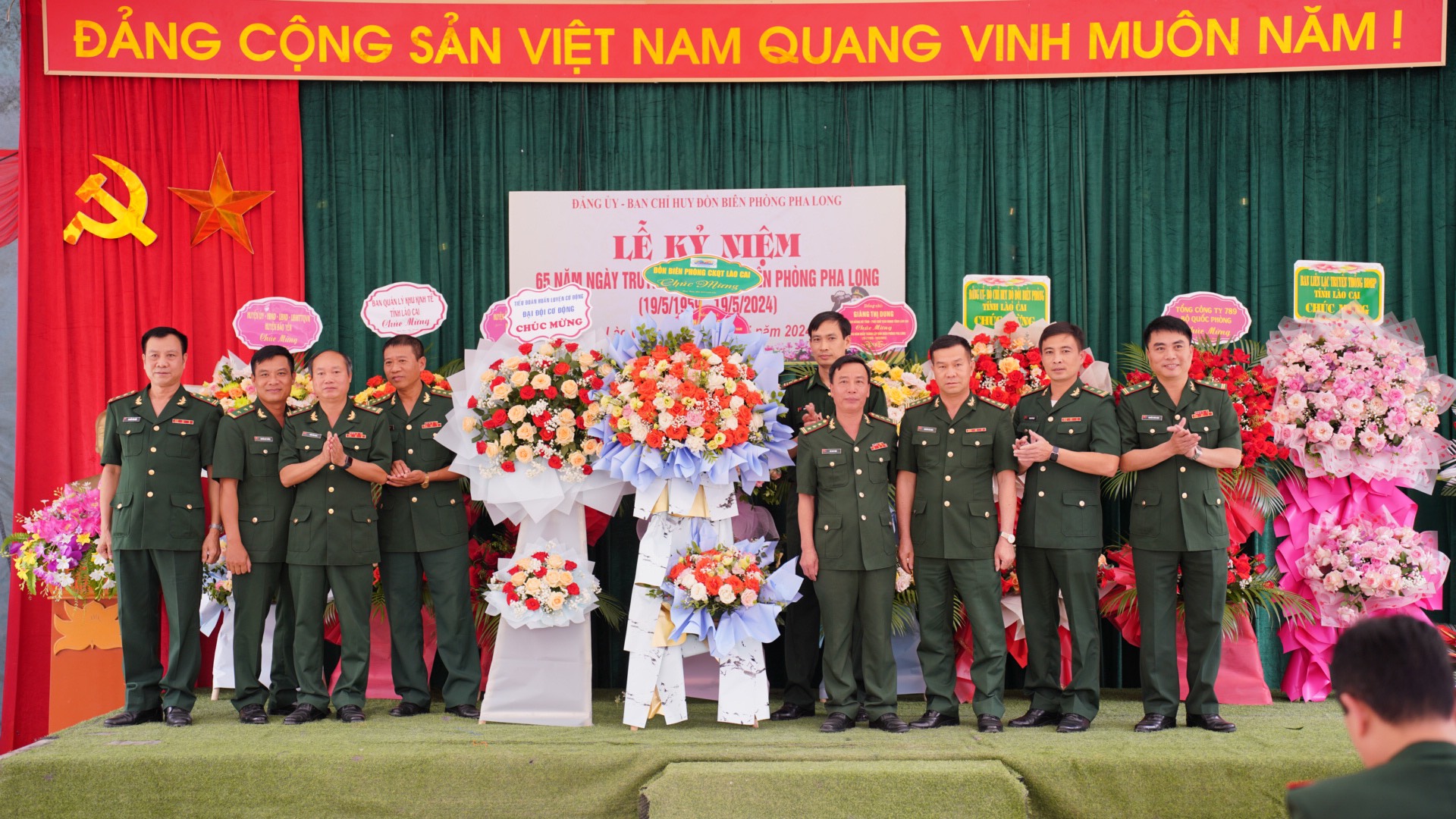 Đại diện một số đồn biên phòng tặng hoa chúc mừng. các đồn Biên phòng tặng hoa chúc mừng.jpg