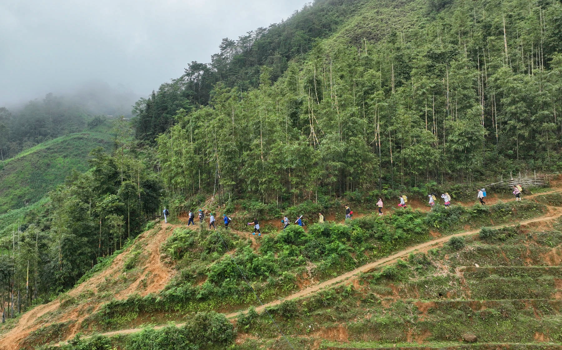 Đoàn khảo sát xuất phát từ thôn Nậm Pẻn, xã Sàng Ma Sáo.jpg