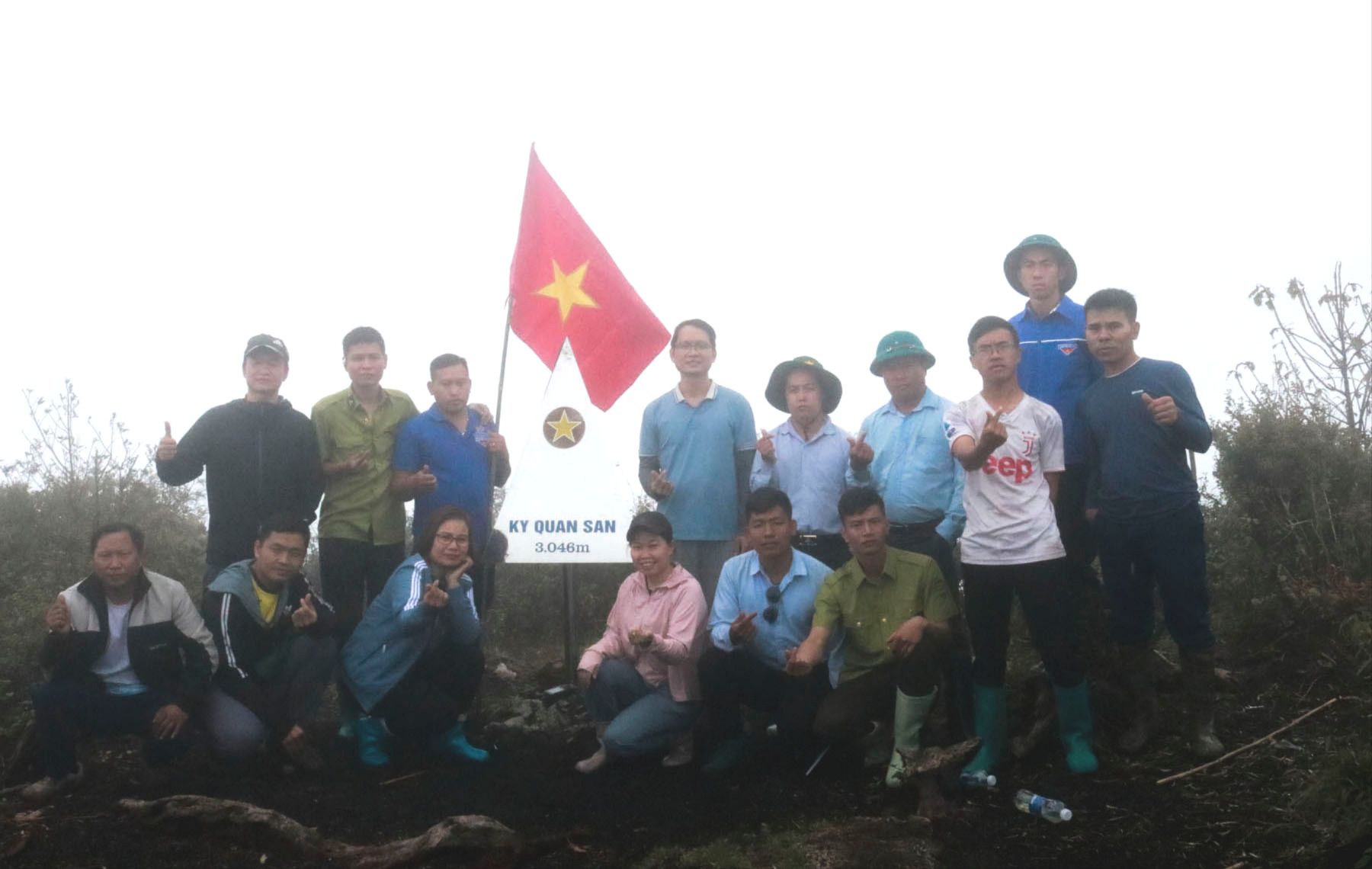 Đoàn khảo sát trên đỉnh Ky Quan San. Đoàn khảo sát trên đỉnh Ky Quan San.jpg