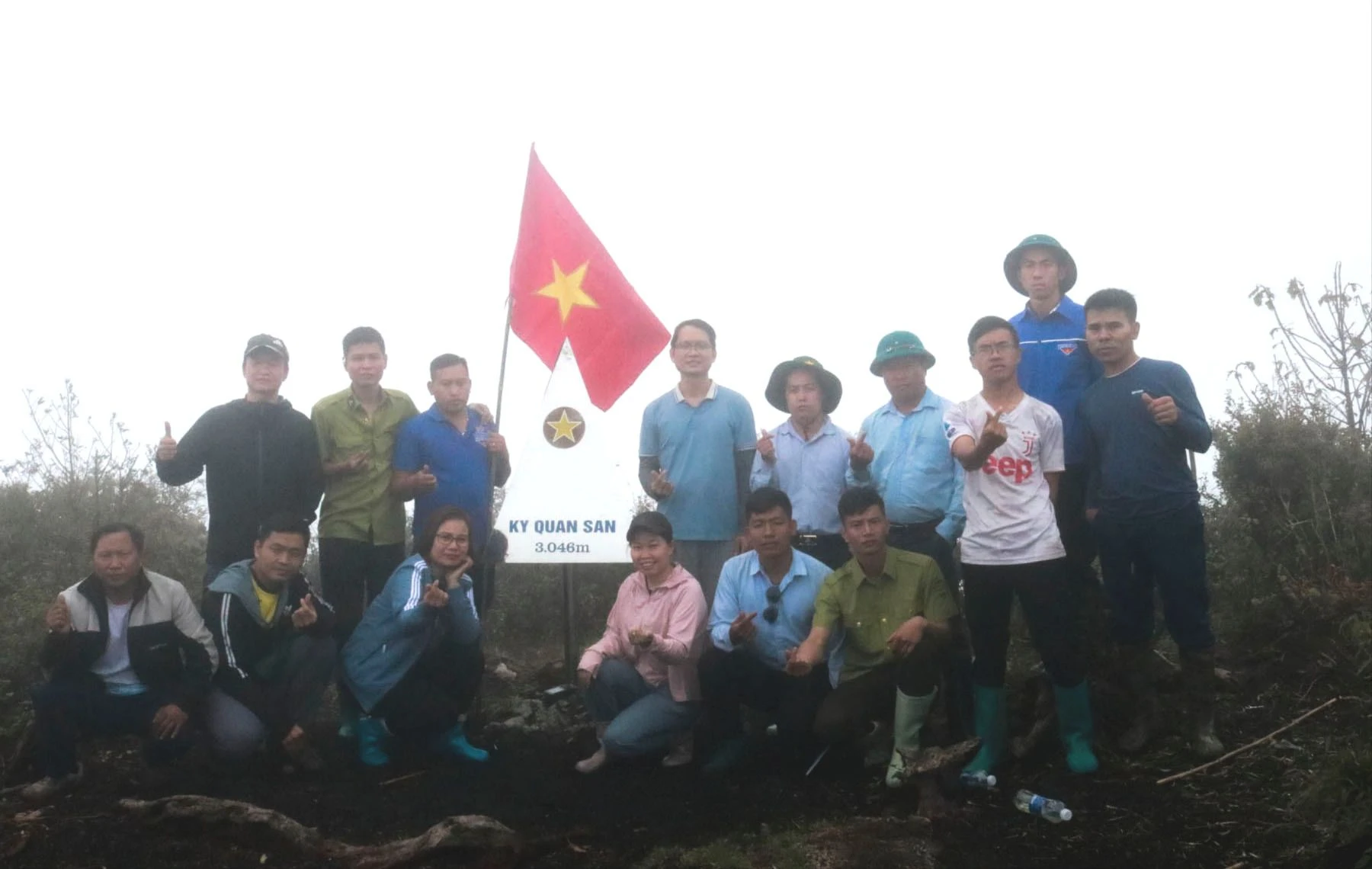 Đoàn khảo sát trên đỉnh Ky Quan San.jpg