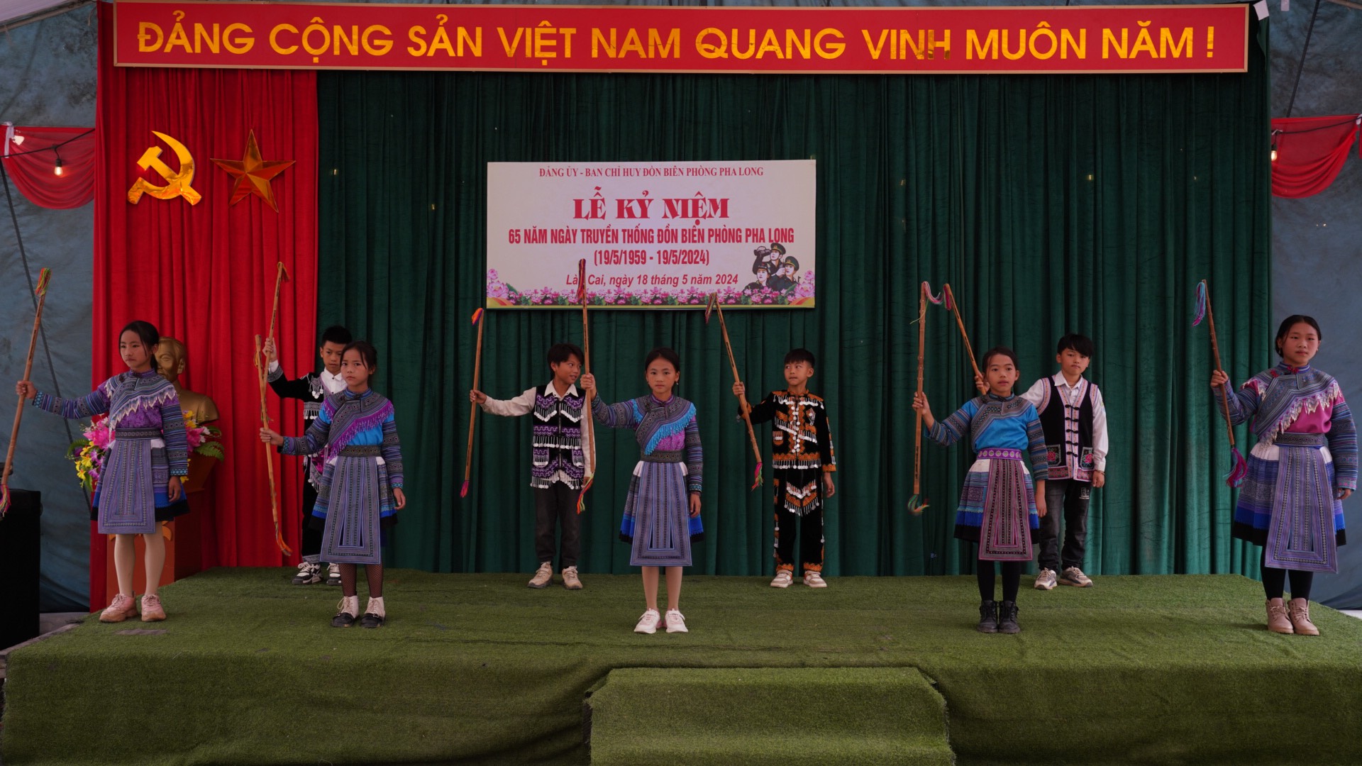 Học sinh trên địa bàn biểu diễn văn nghệ chúc mừng đơn vị. Tiết mục văn nghệ chào mừng của các cháu học sinh trên địa bàn.jpg