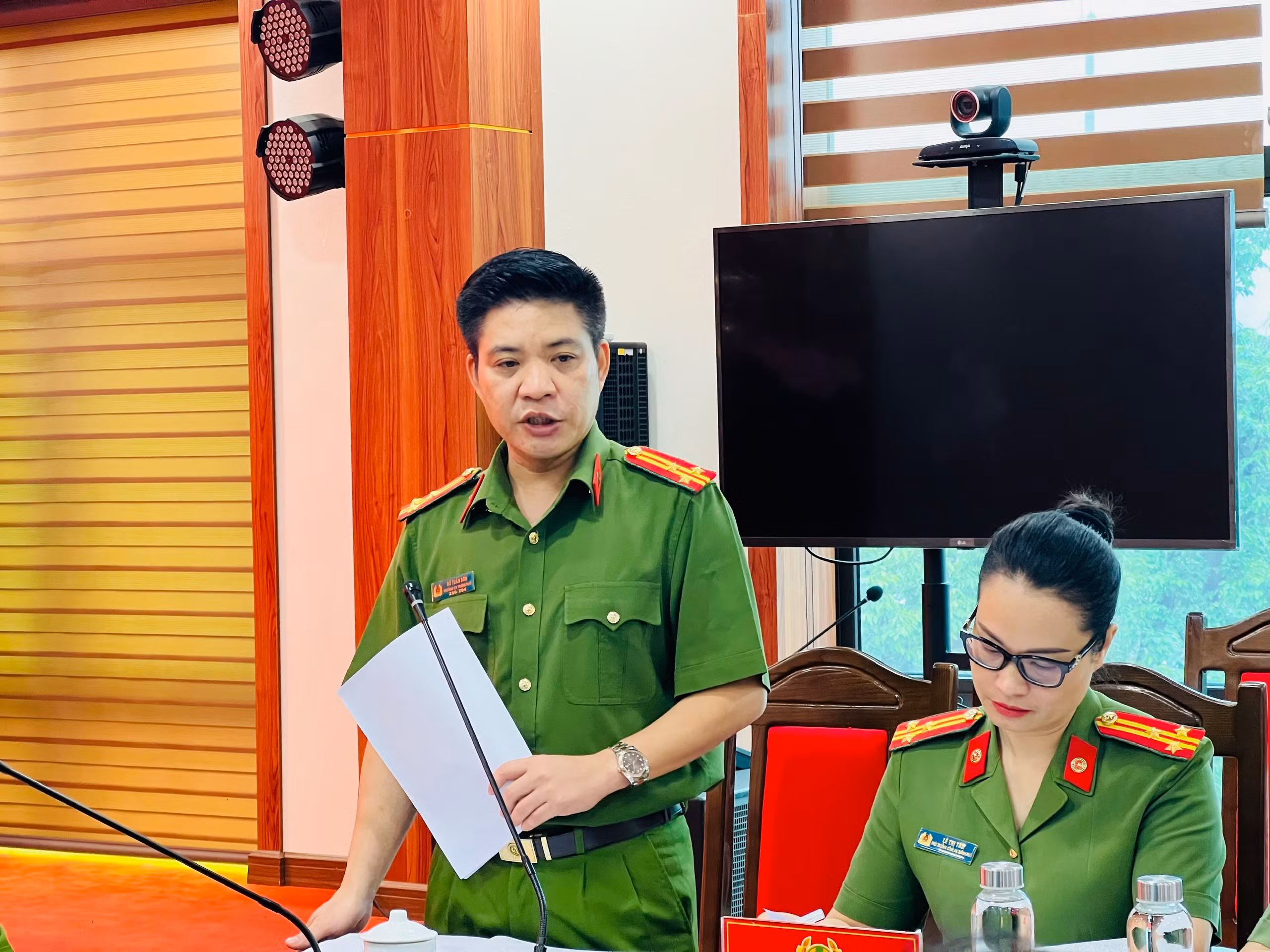 Thượng tá Đỗ Tuấn Sơn, Trưởng Công an thành phố Lào Cai báo cáo các mặt công tác của lực lượng công an cấp xã.