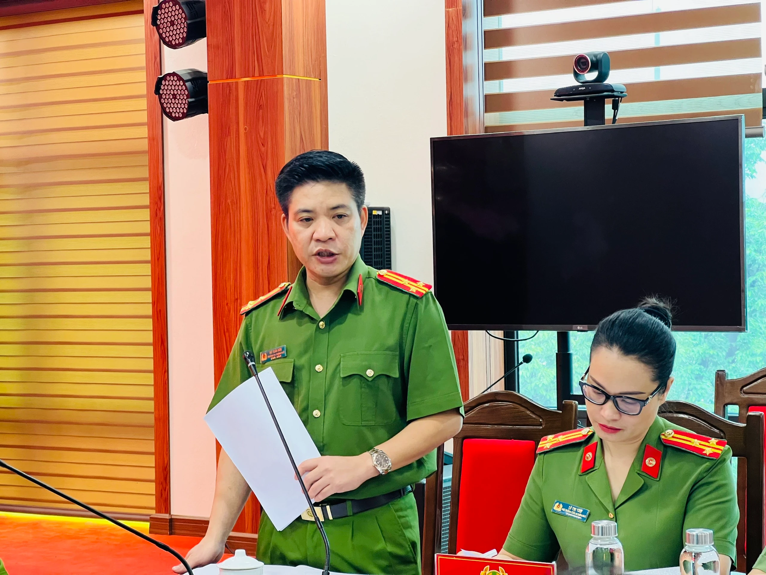 Thượng tá Đỗ Tuấn Sơn, Trưởng Công an thành phố Lào Cai báo cáo các mặt công tác của lực lượng công an cấp xã.