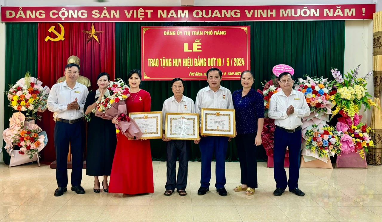 Đảng bộ thị trấn Phố Ràng trao Huy hiệu đảng cho các đảng viên 30 năm tuổi đảng.jpg