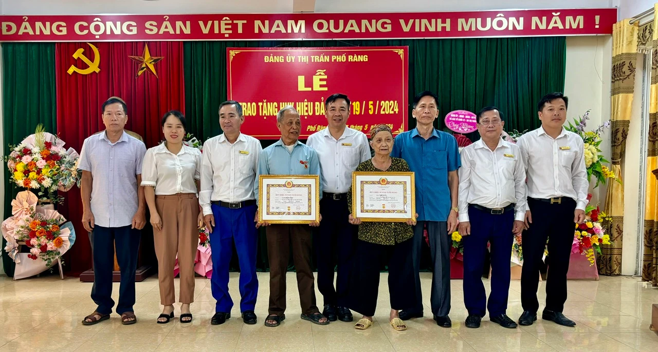 Đảng bộ thị trấn Phố Ràng trao Huy hiệu đảng cho các đảng viên.jpg