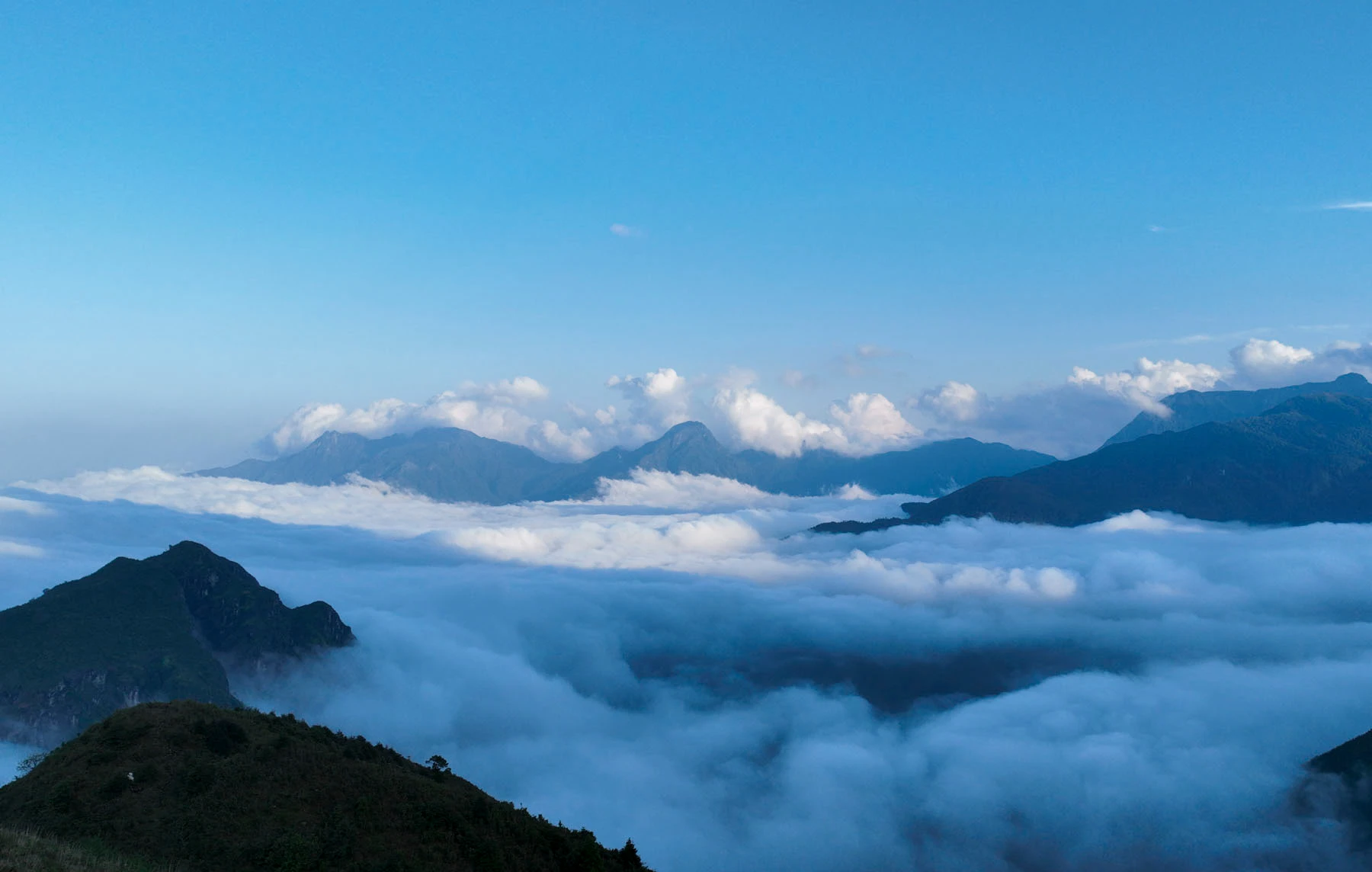 Biển mây bồng bềnh trên đường chinh phục đỉnh.jpg