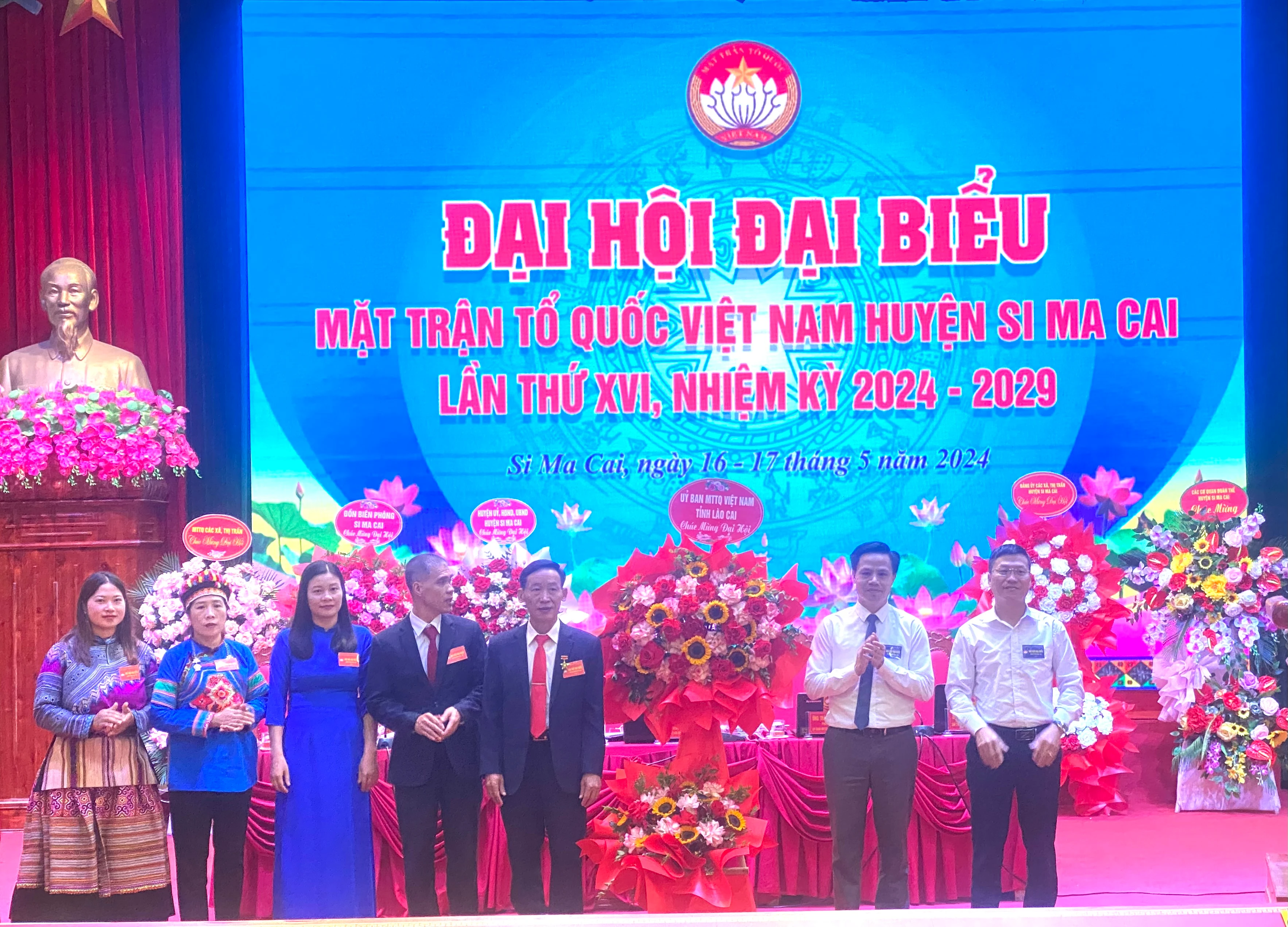 lãnh đạo tỉnh tặng hoa chúc mừng đại hội.jpg