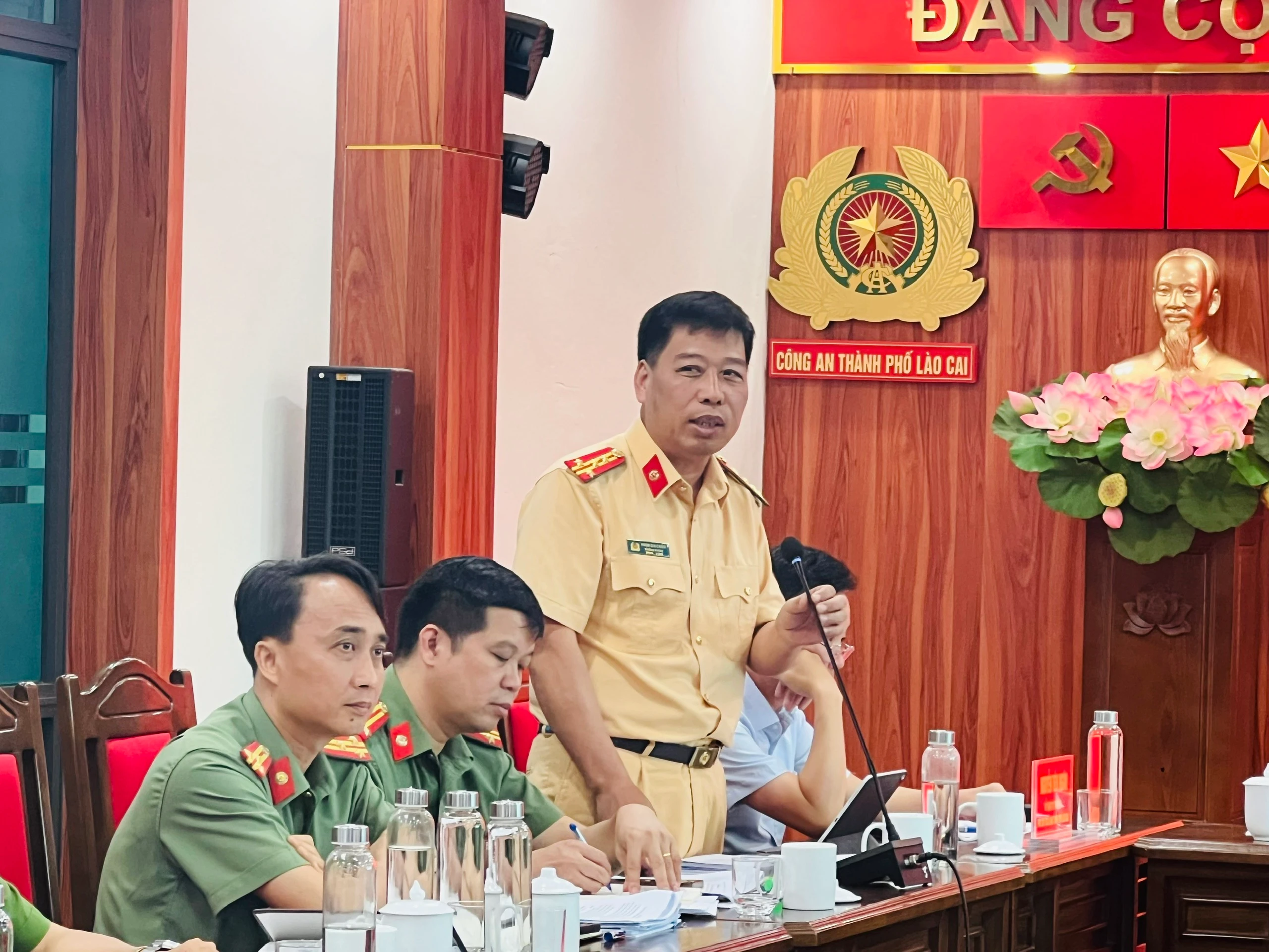 Lãnh đạo các phòng nghiệp vụ Công an tỉnh trực tiếp giải đáp thắc mắc tại Hội nghị (2).jpg