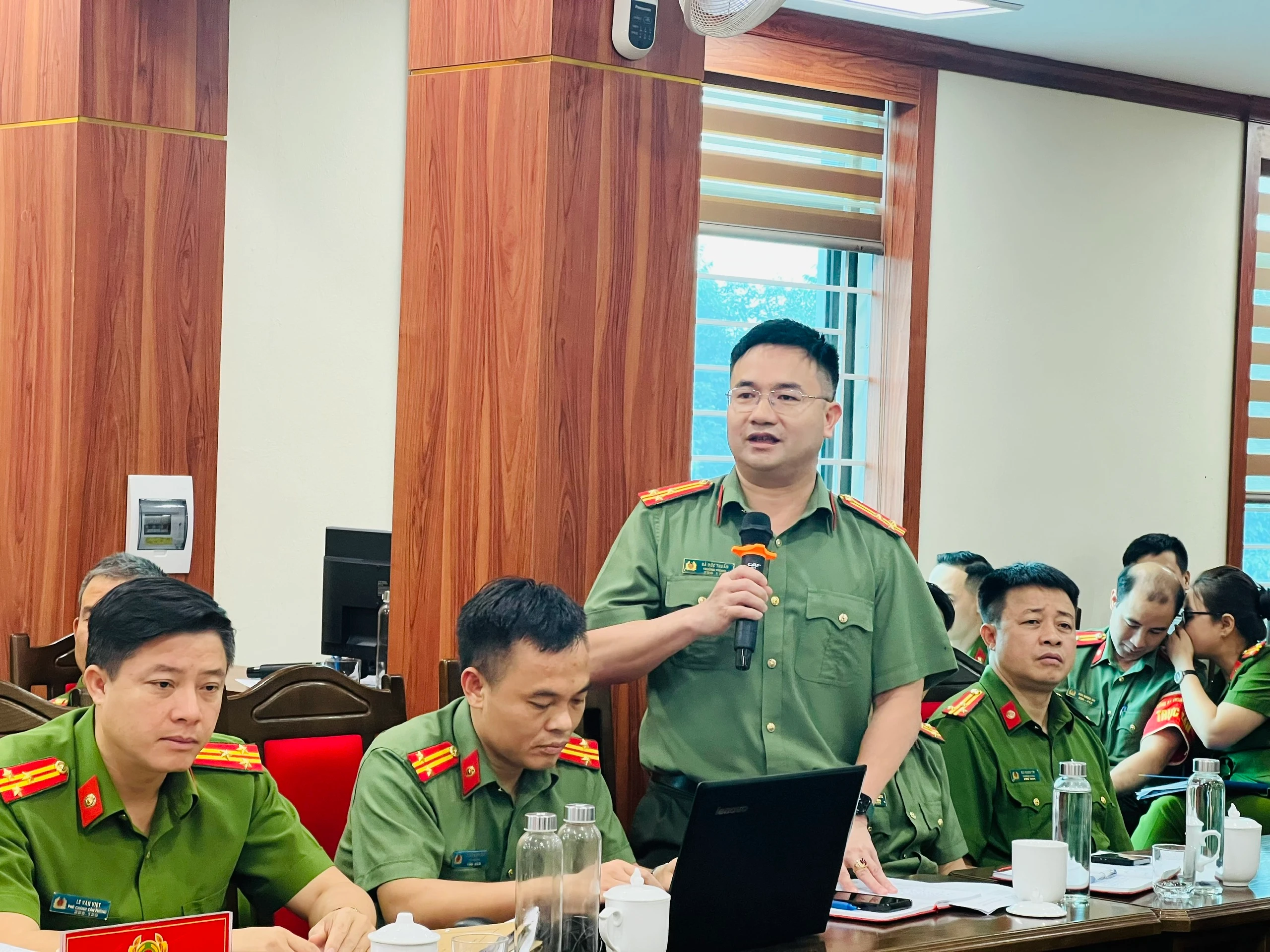 Lãnh đạo các phòng nghiệp vụ Công an tỉnh trực tiếp giải đáp thắc mắc tại Hội nghị (1).jpg