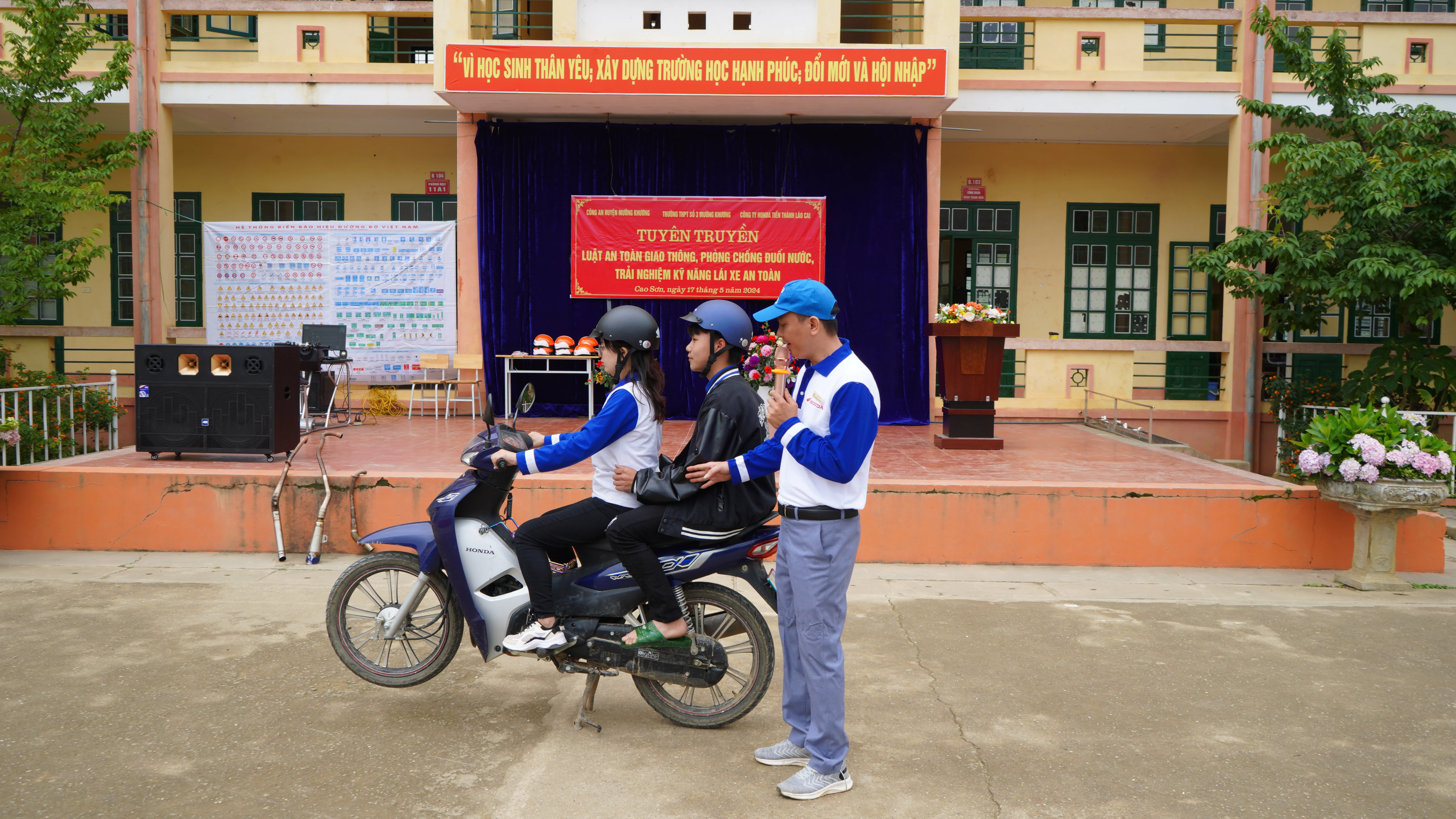 Hướng dẫn học sinh một số kỹ năng điều khiển xe an toàn.JPG