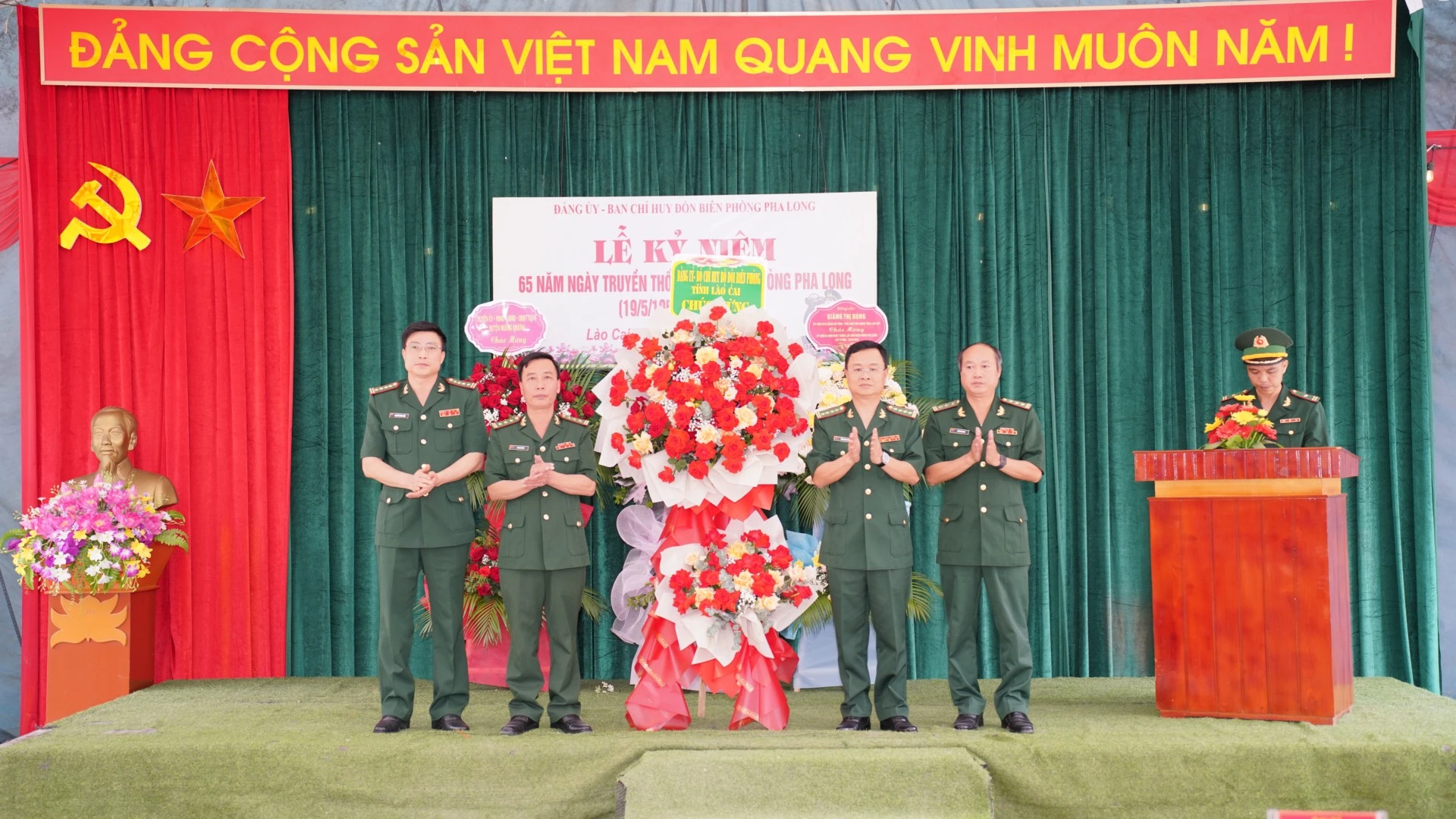 Lãnh đạo Bộ Chỉ huy BĐBP tỉnh tặng hoa chúc mừng.jpg