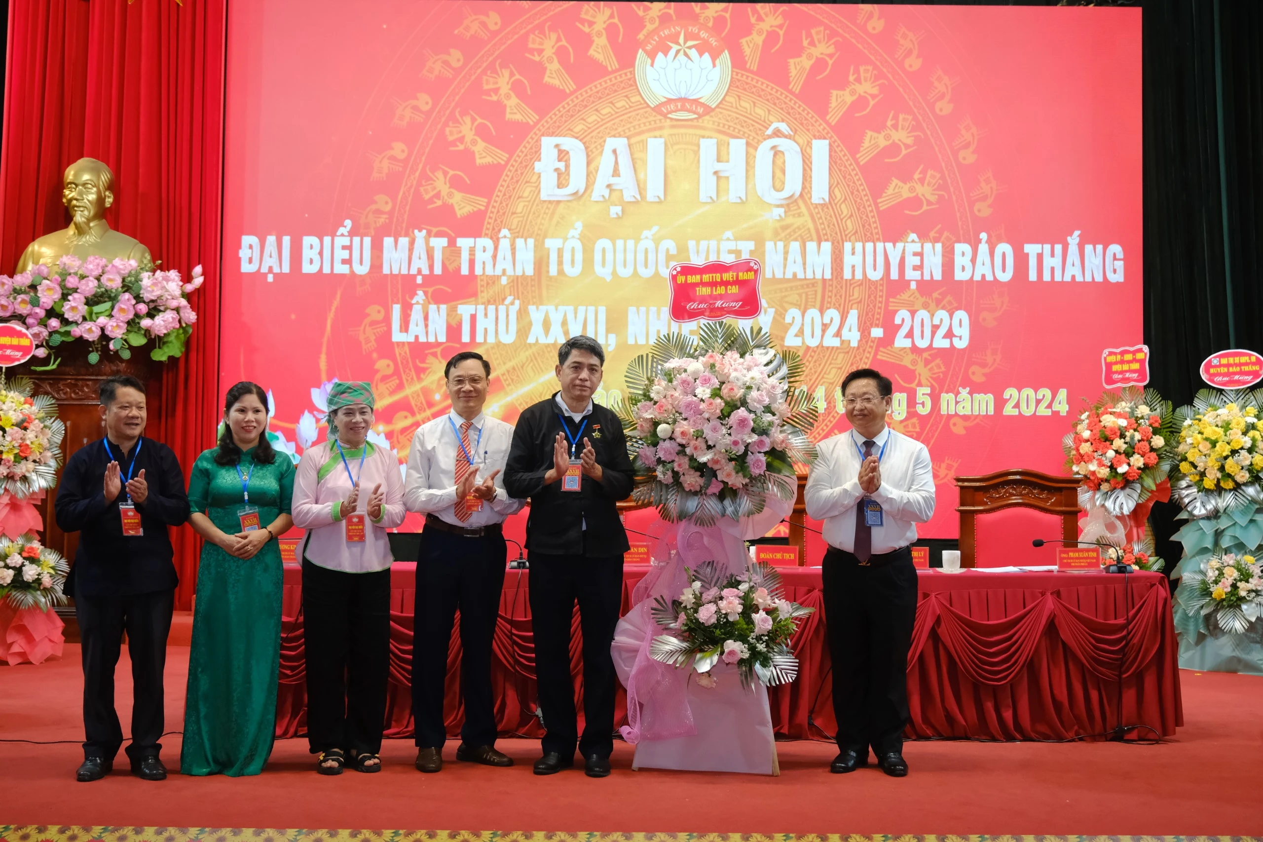 Chủ tịch UBMTTQ tỉnh tặng hoa chúc mừng đại hội.jpg