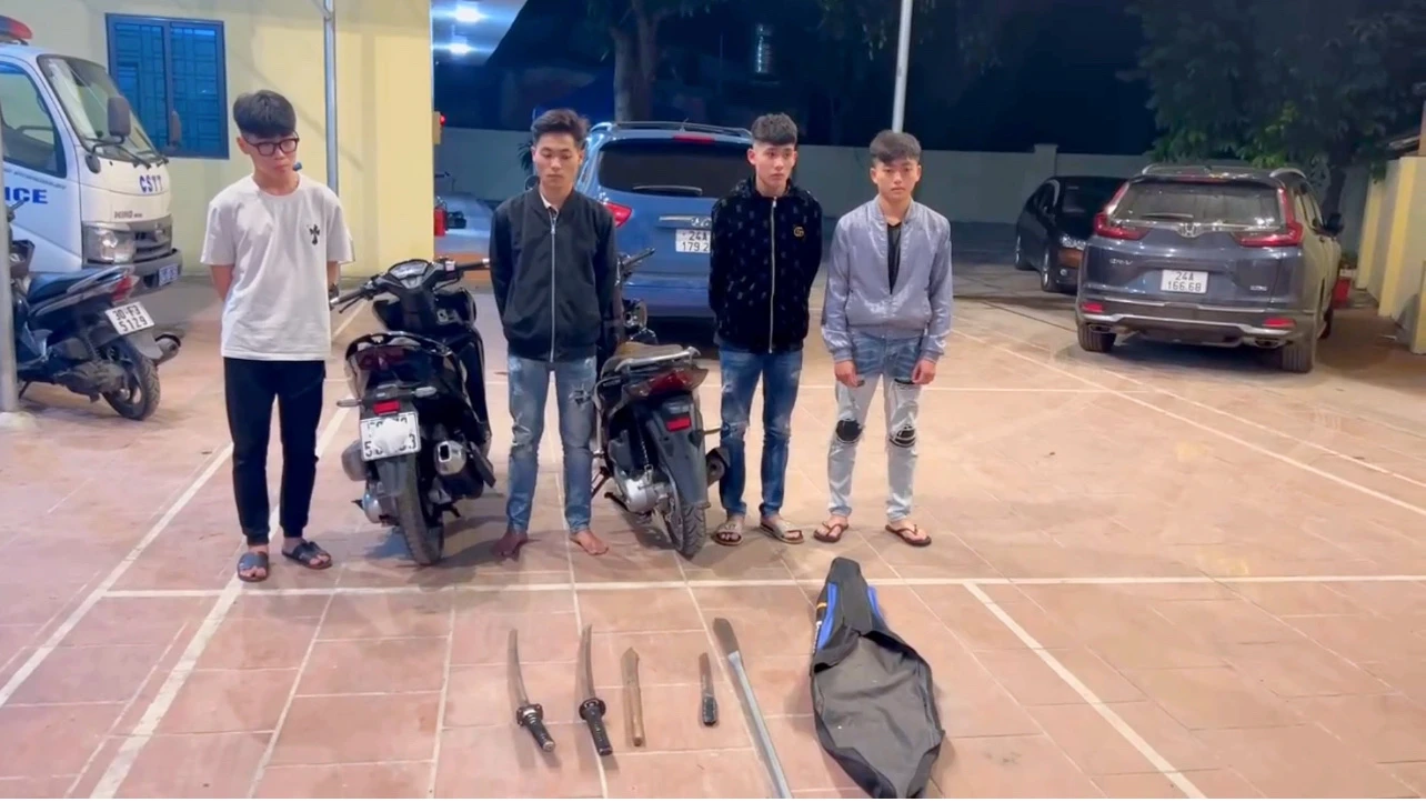 Ảnh 4. Một số thanh niên cùng dao kiếm tự chế bị lực lượng kiểm tra ngày 7.5.2024.jpg