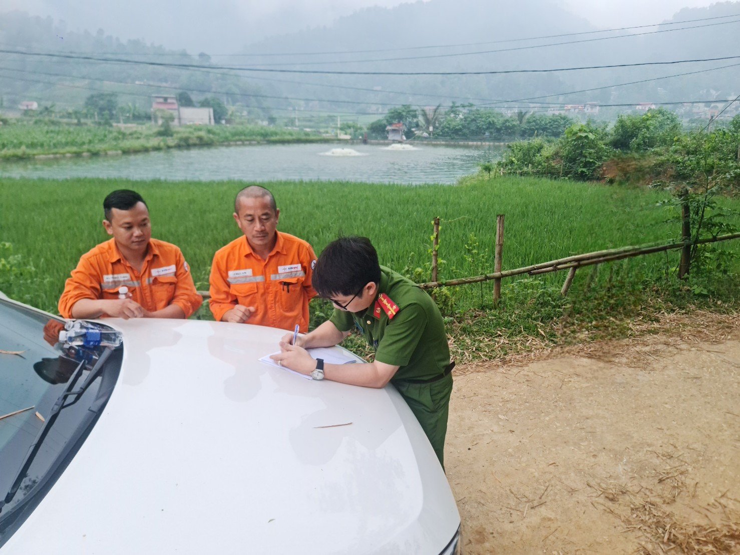 Điện lực thành phố Lào Cai phối hợp với Công an xã lập biên bản tại hiện trường. z5440490232174_b35e25a839494949aa9631fa263836d7.jpg