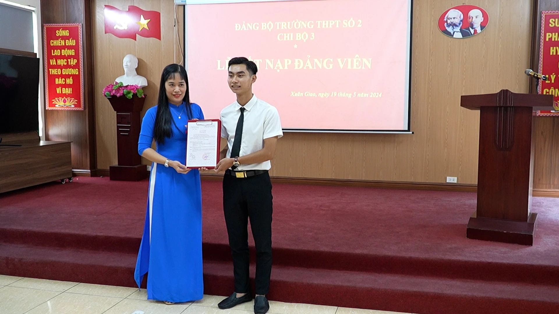 Trao quyết định cho em Đỗ Văn Đông.jpg