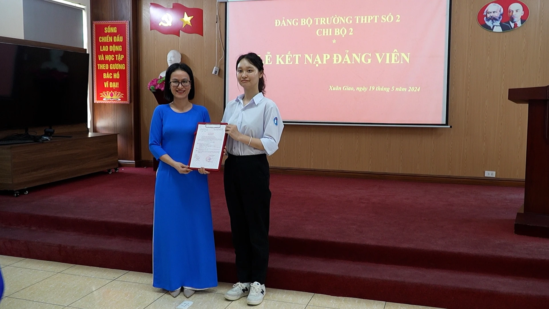 Trao quyết định cho em Dương Mai Hoa.jpg