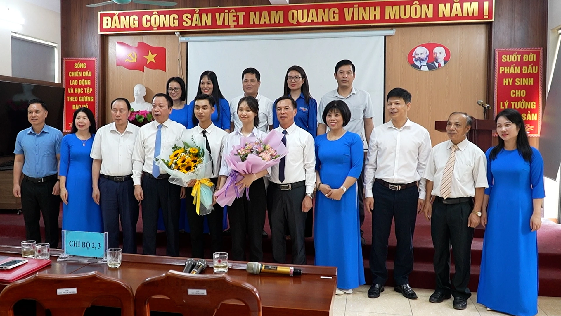 Đại biểu tặng hoa chúc mừng.jpg