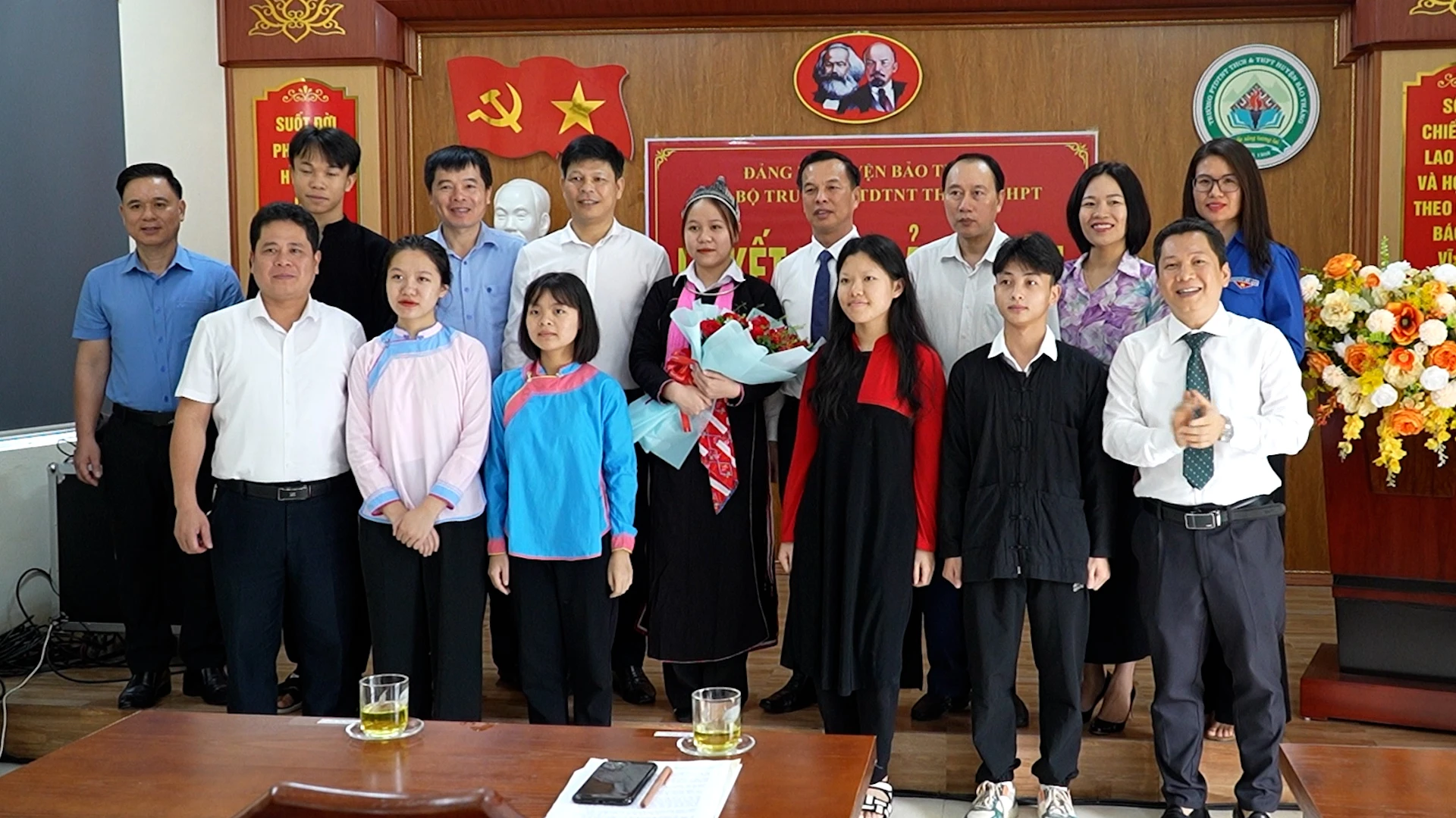 Đại biểu tặng hoa chúc mừng em Phàn Thị Anh Thư.jpg