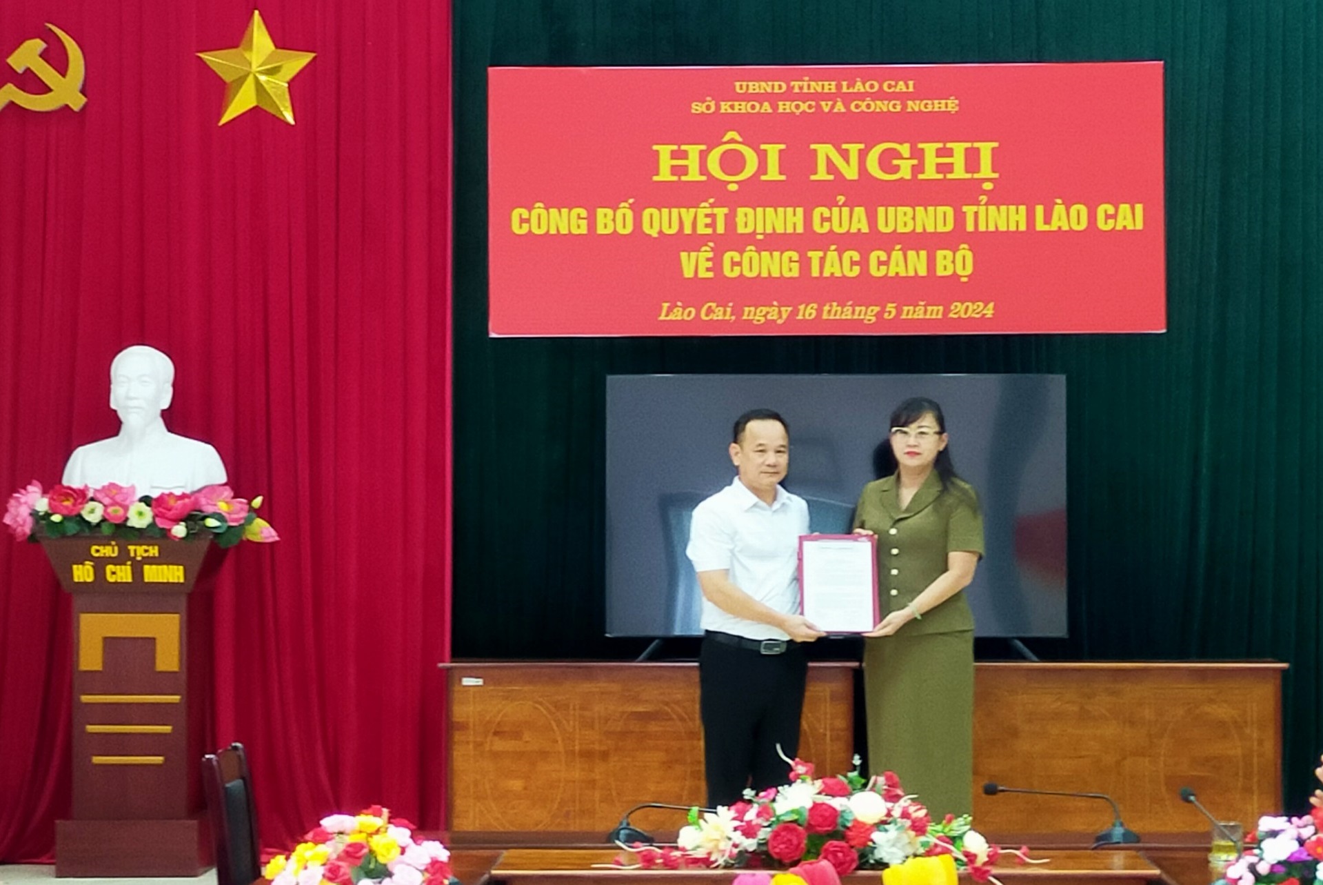 Đồng chí Giàng Thị Dung, Phó Chủ tịch UBND tỉnh trao quyết định cho ông Nguyễn Minh Tuấn - tân Phó Giám đốc Sở Khoa học và Công nghệ. trao_quyet_dinh1c.jpg
