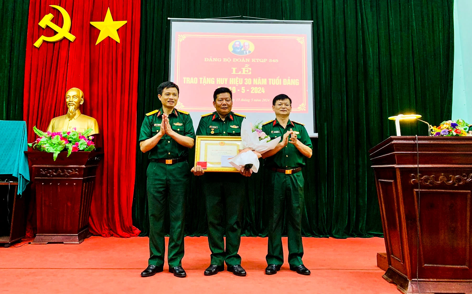 Lãnh đạo Đảng ủy Đoàn KT-QP trao Huy hiệu Đảng cho đảng viên Lò Văn Thanh.jpg