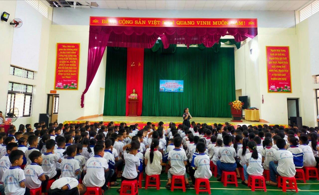 buổi truyền thoogn thu hút đông đảo cán bộ, giáo viên và học sinh.jpg