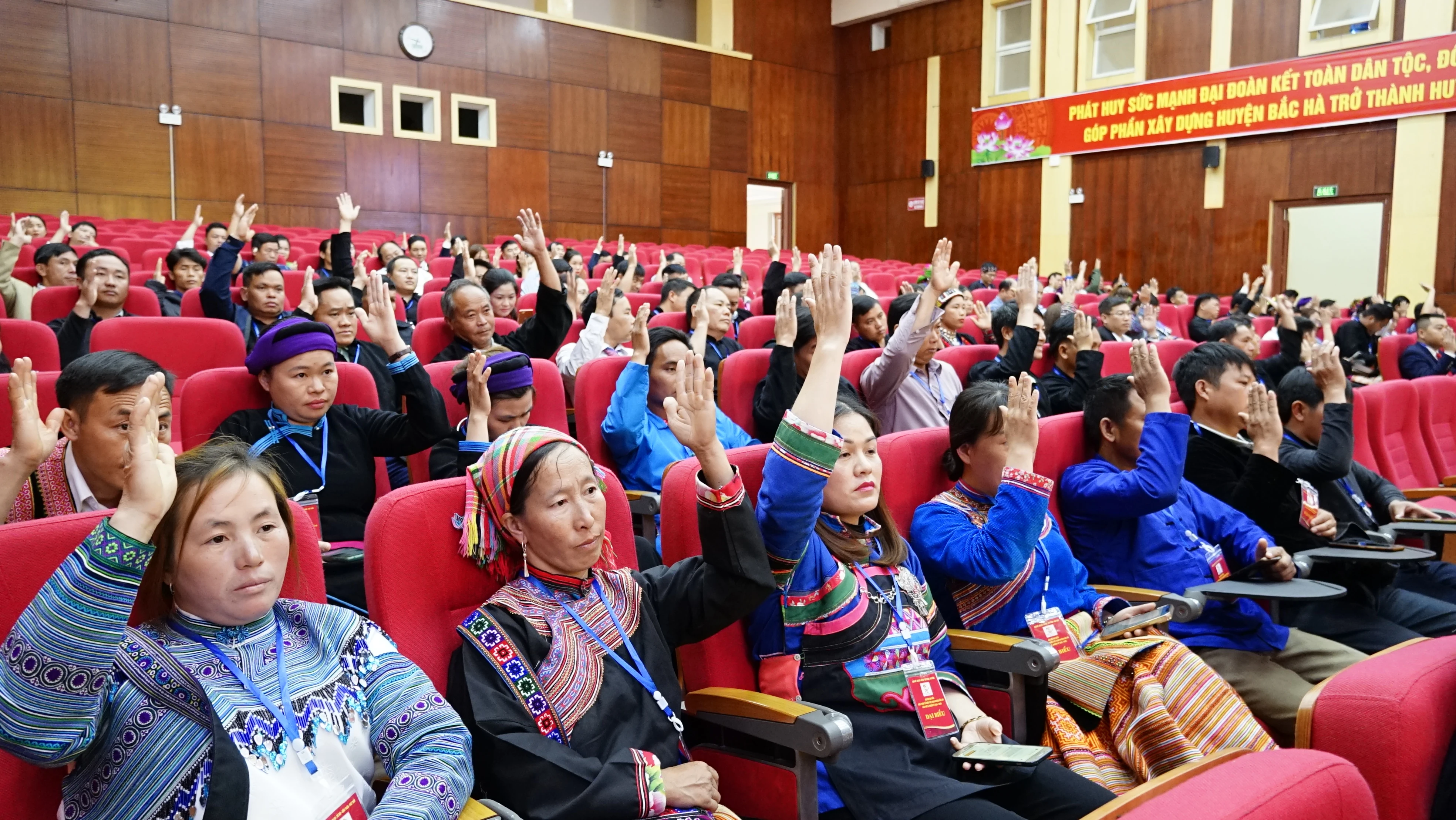 Các đại biểu tham gia bầu cử bằng hình thức biểu quyết.