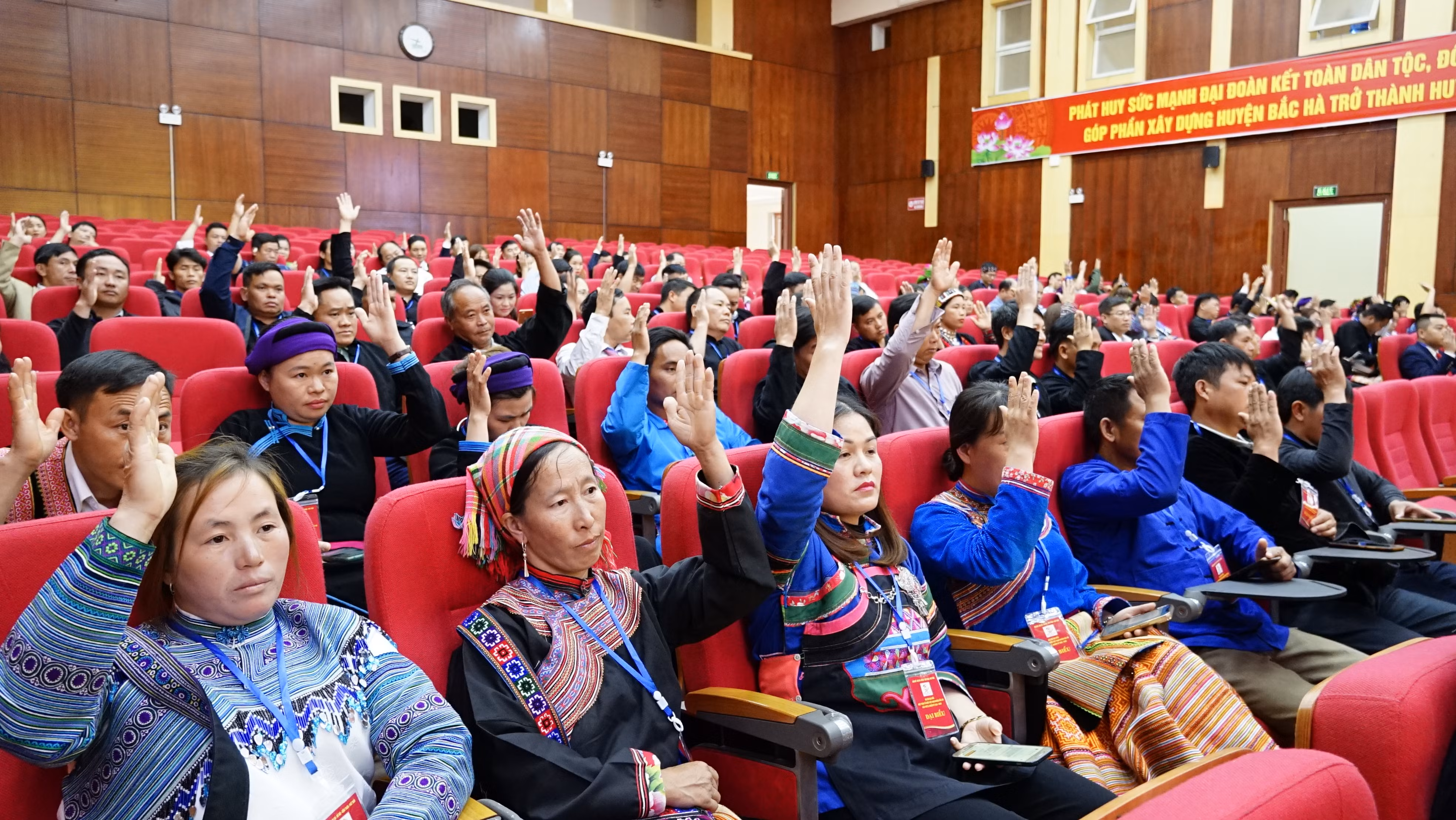 Các đại biểu tham gia bầu cử bằng hình thức biểu quyết.