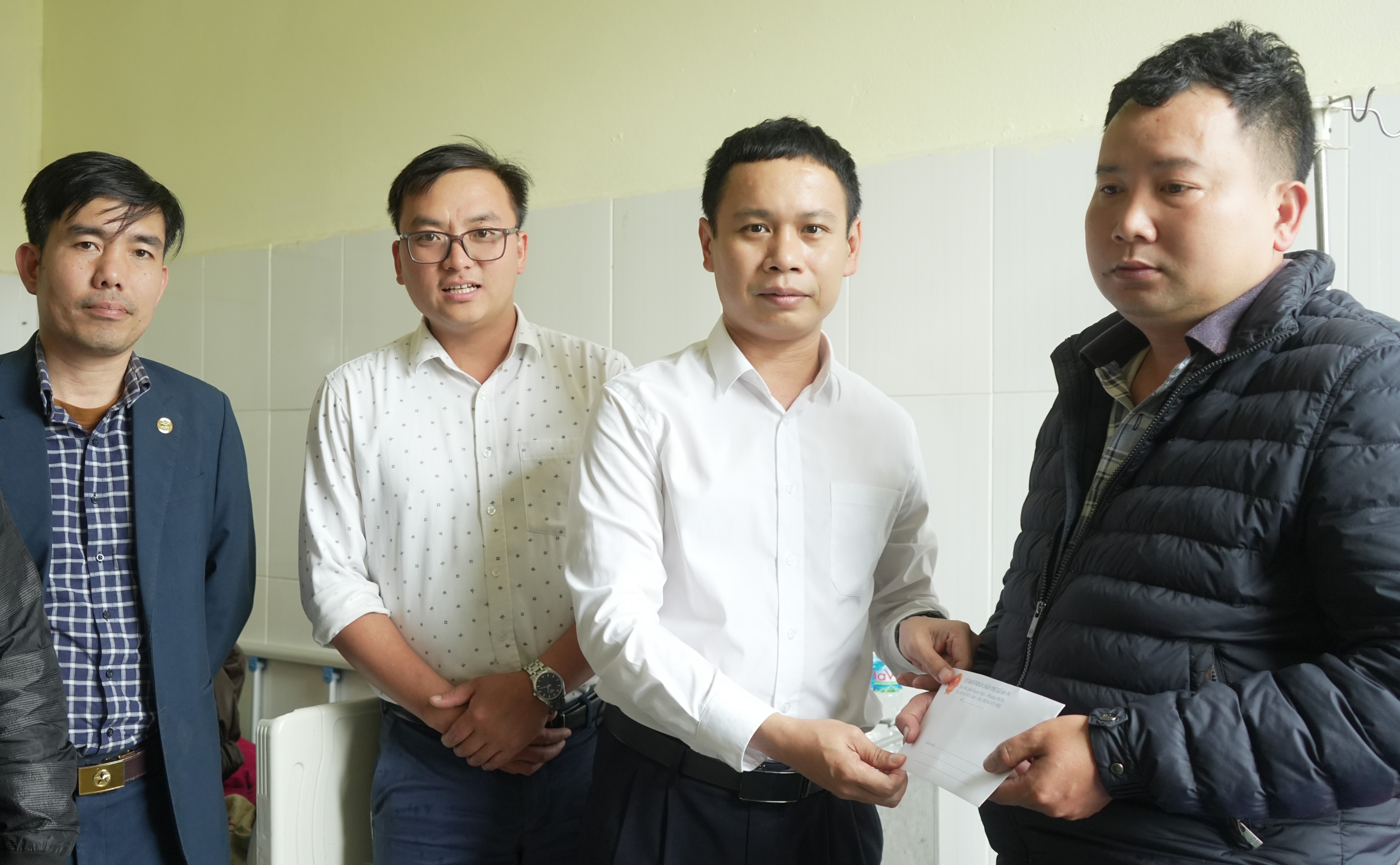 Phó Chủ tịch UBND thị xã Cao Bá Quý thăm, động viên anh Nguyễn Mạnh Trường. DSC00109.JPG