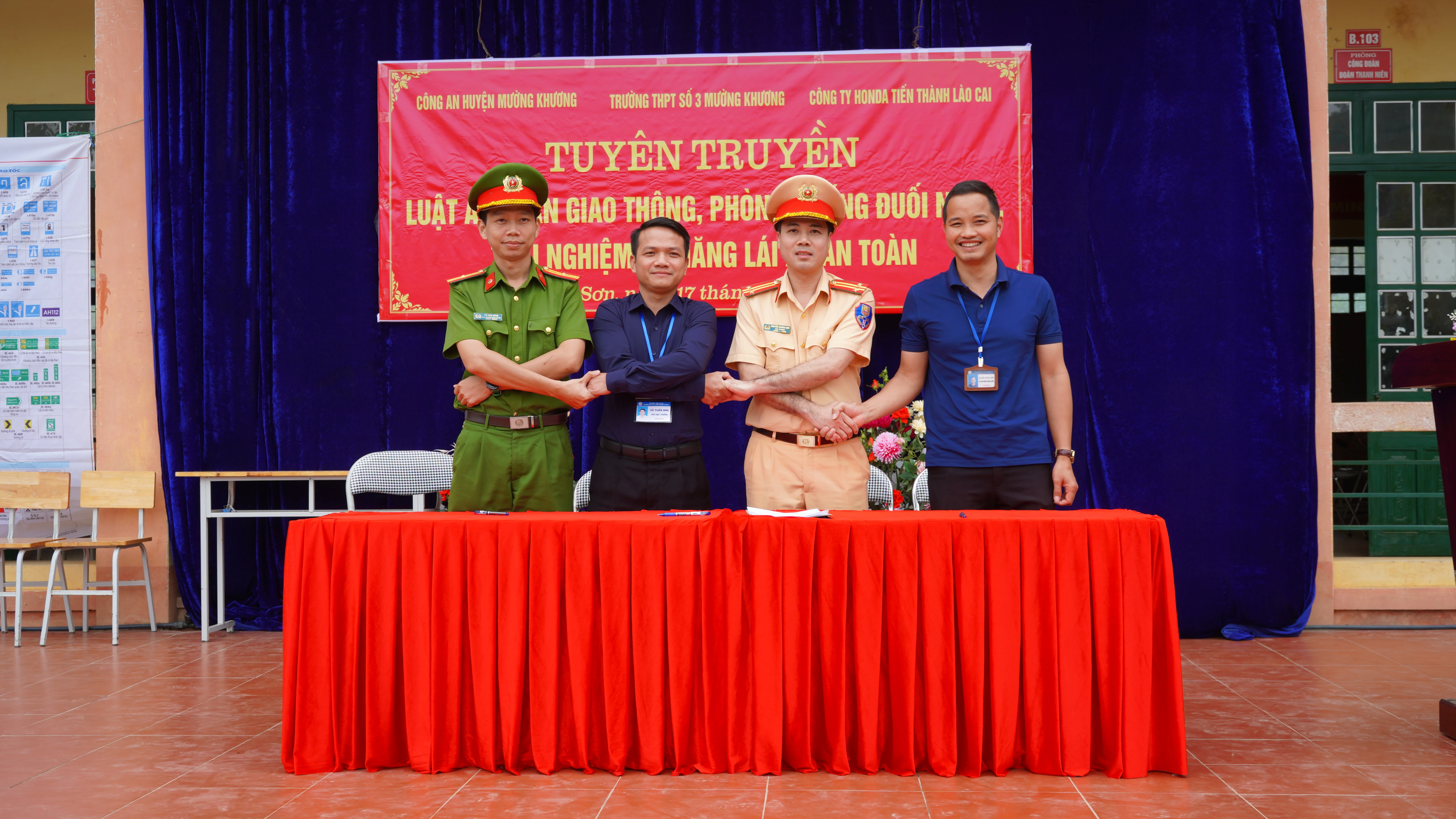 Ký cam kết đảm bảo an toàn giao thông giữa các đơn vị.JPG